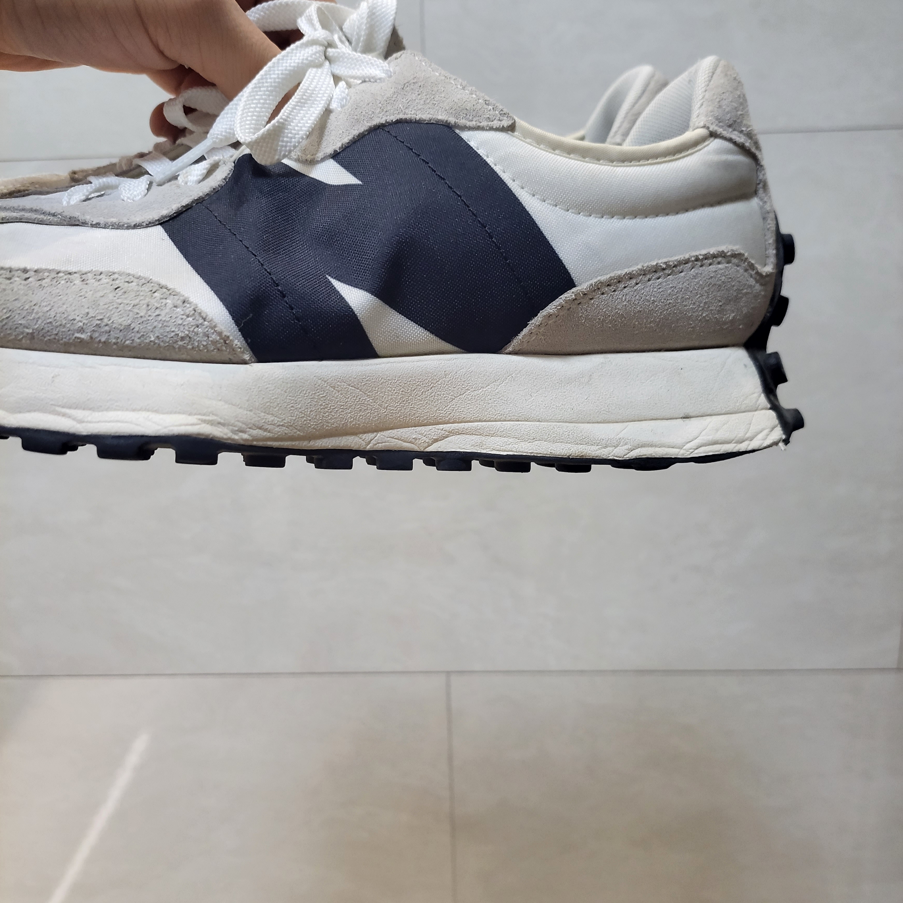 New Balance 327 White Black 착용 스타일