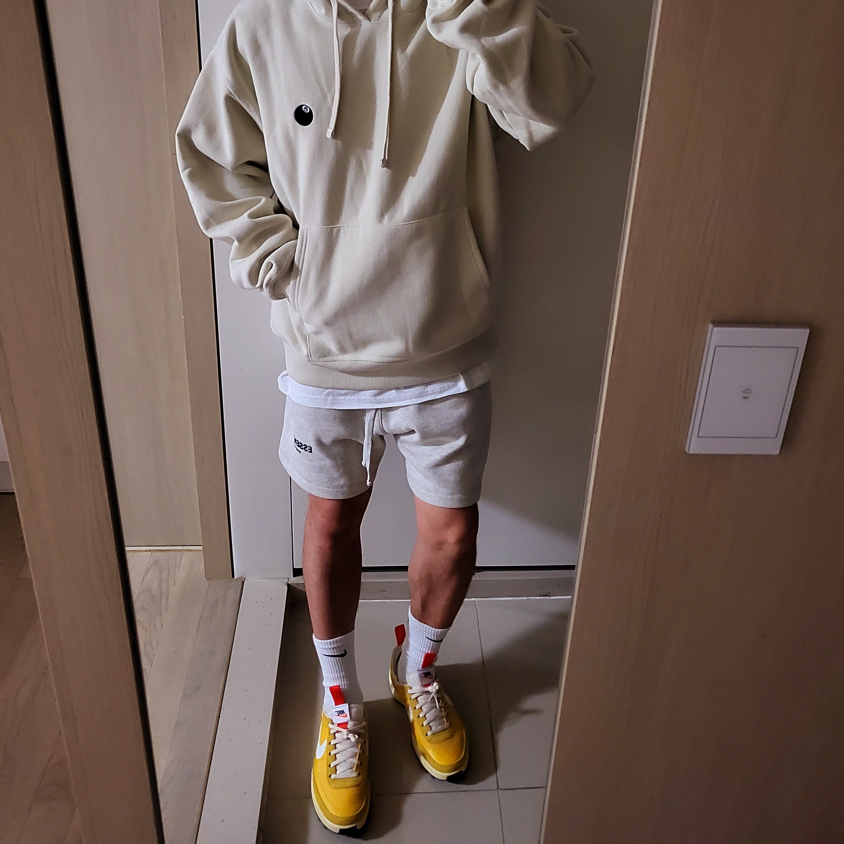 Nike x Tom Sachs General Purpose Shoe Archive, Essentials The Core Collection Sweatshorts Light Oatmeal 착용 스타일 - 1