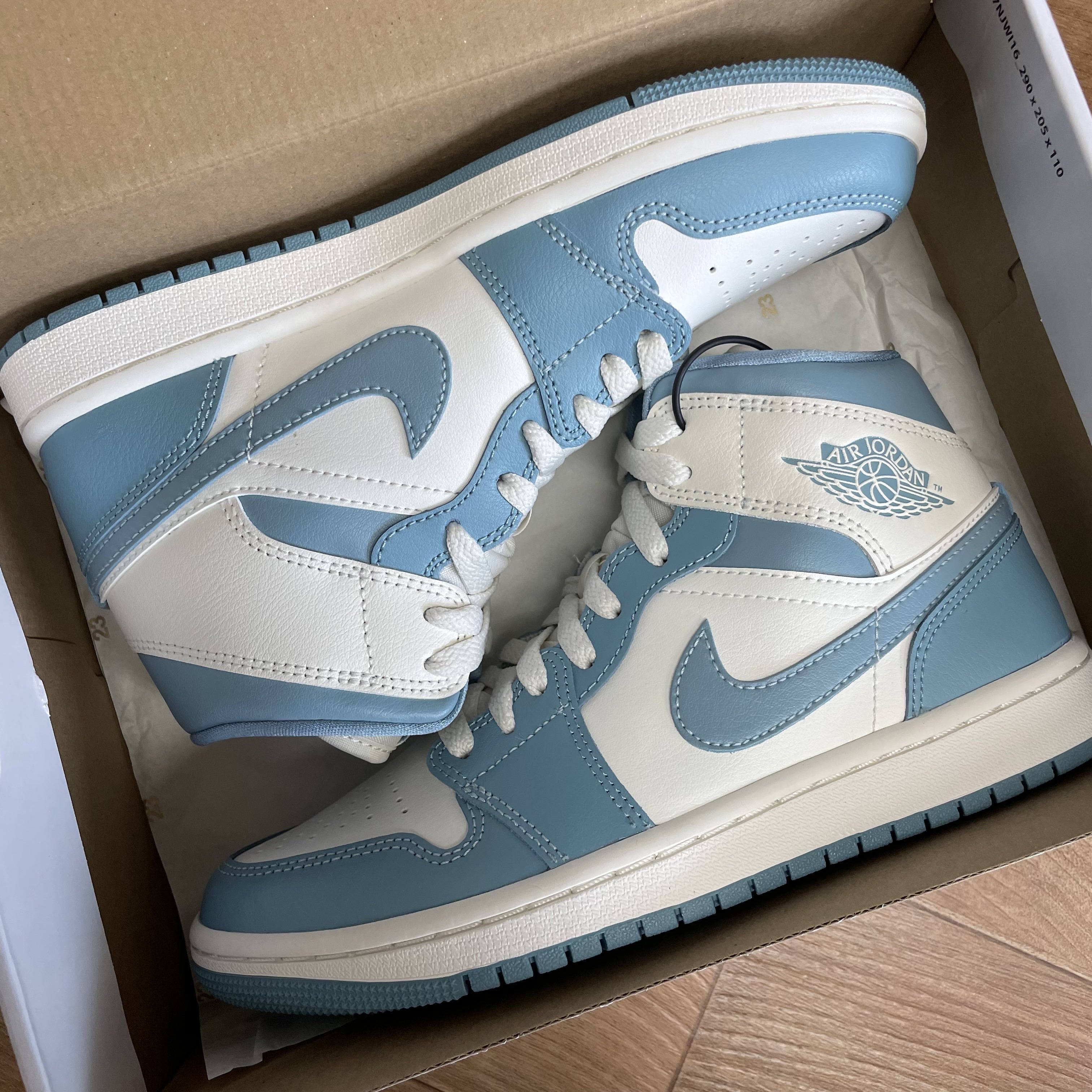 (W) Jordan 1 Mid Sail and Worn Blue 착용 스타일 - 2
