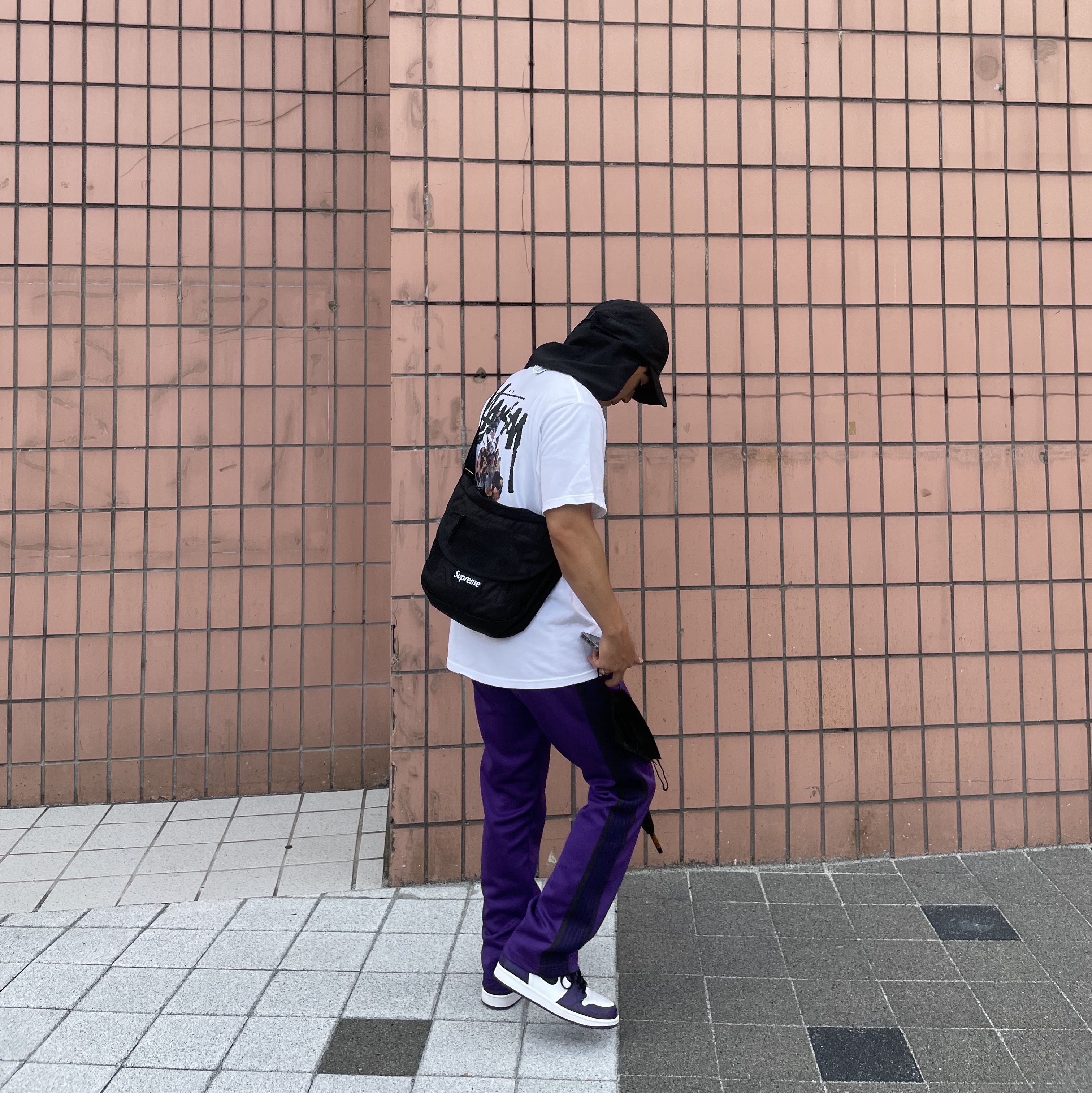 Supreme Small Messenger Bag Black - 22SS, Jordan 1 Retro High OG Court Purple 2020 착용 스타일