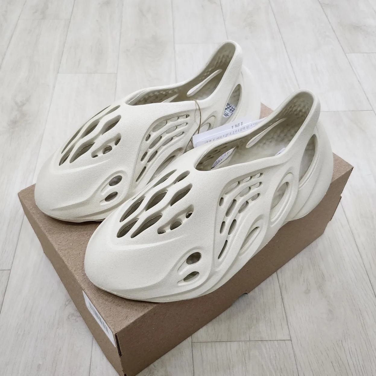 Adidas Yeezy Foam RNNR Sand, Adidas Yeezy Foam RNNR Ararat 착용 스타일 - 2