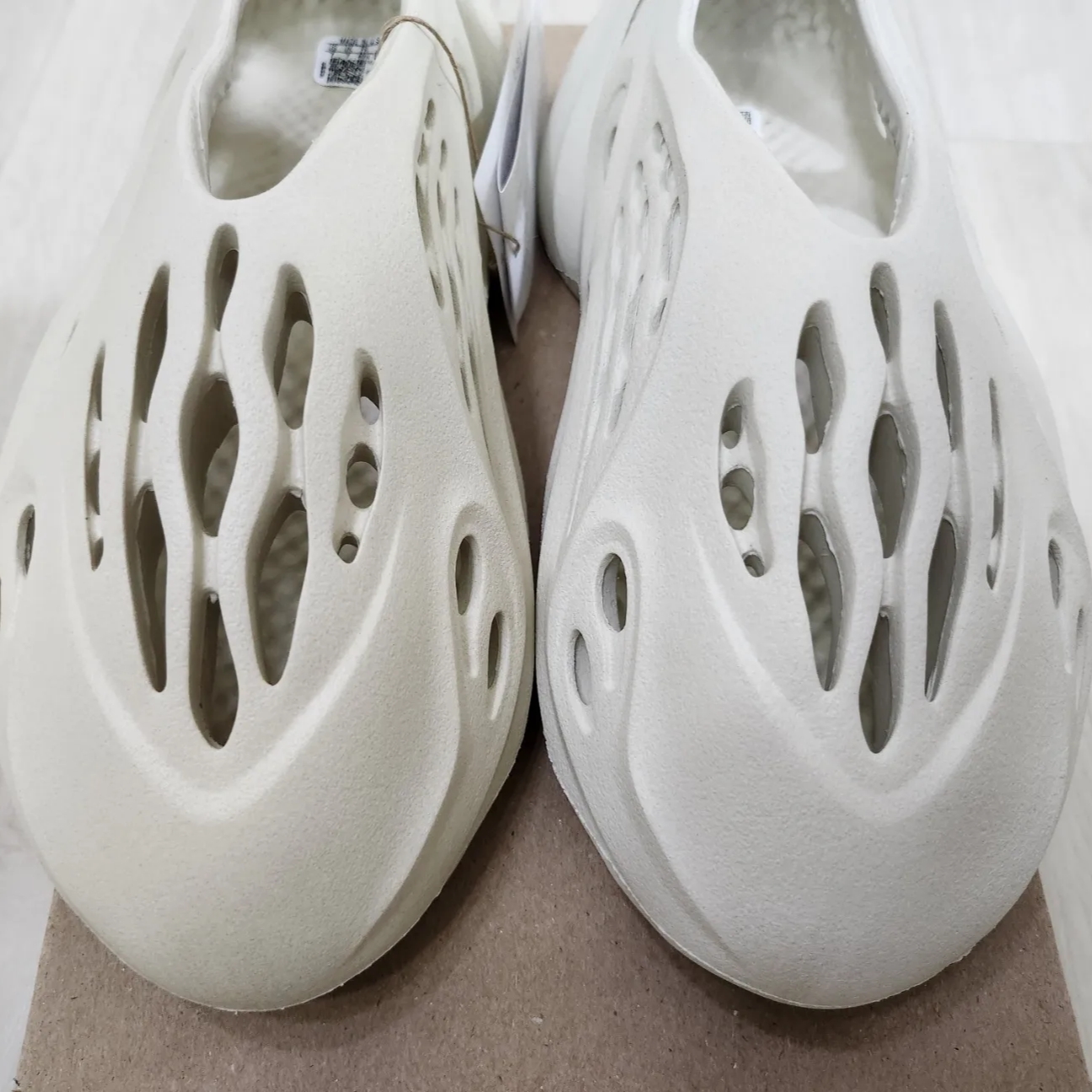 Adidas Yeezy Foam RNNR Sand, Adidas Yeezy Foam RNNR Ararat 착용 스타일 - 4
