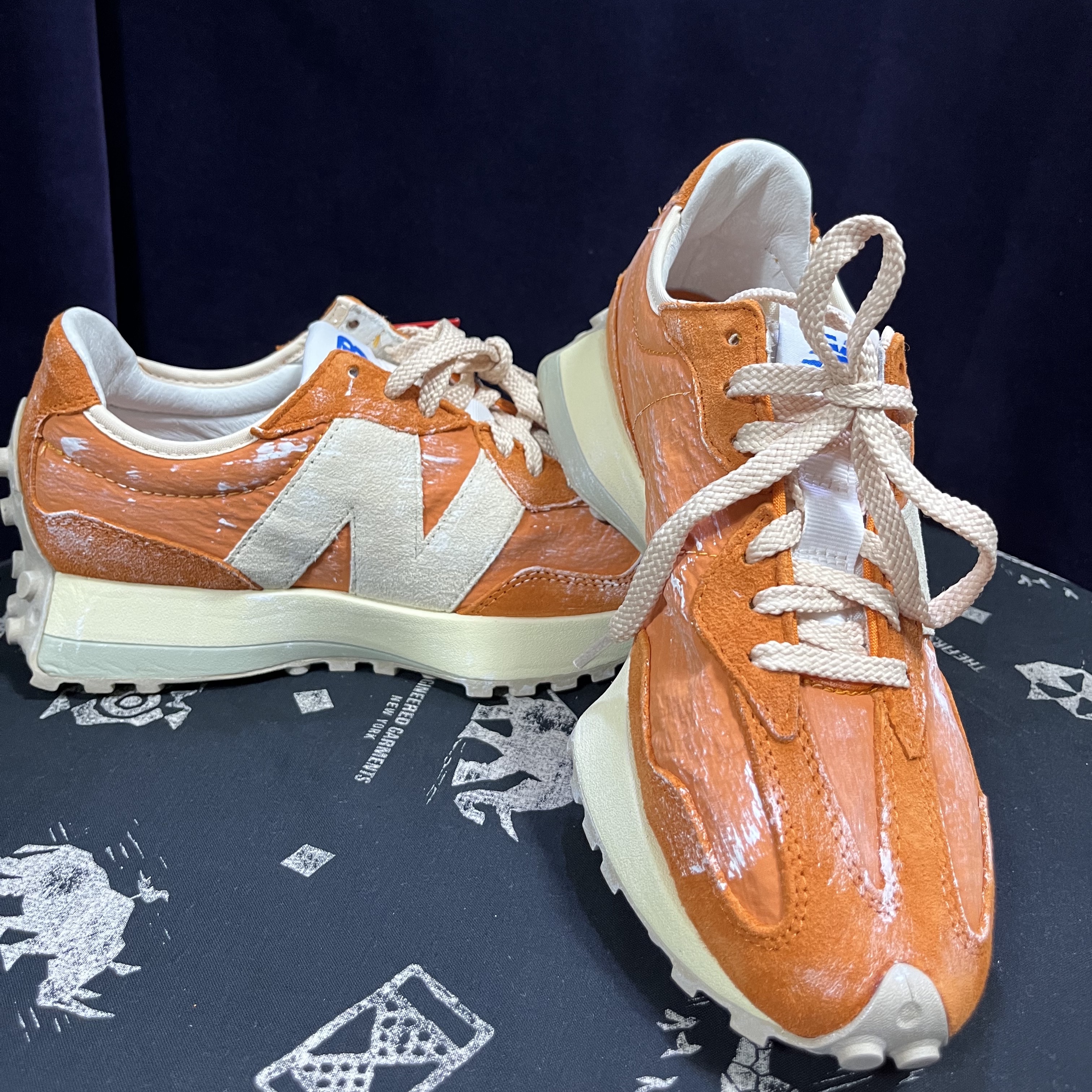 New Balance 327 Vintage Luxe Orange 착용 스타일 - 2