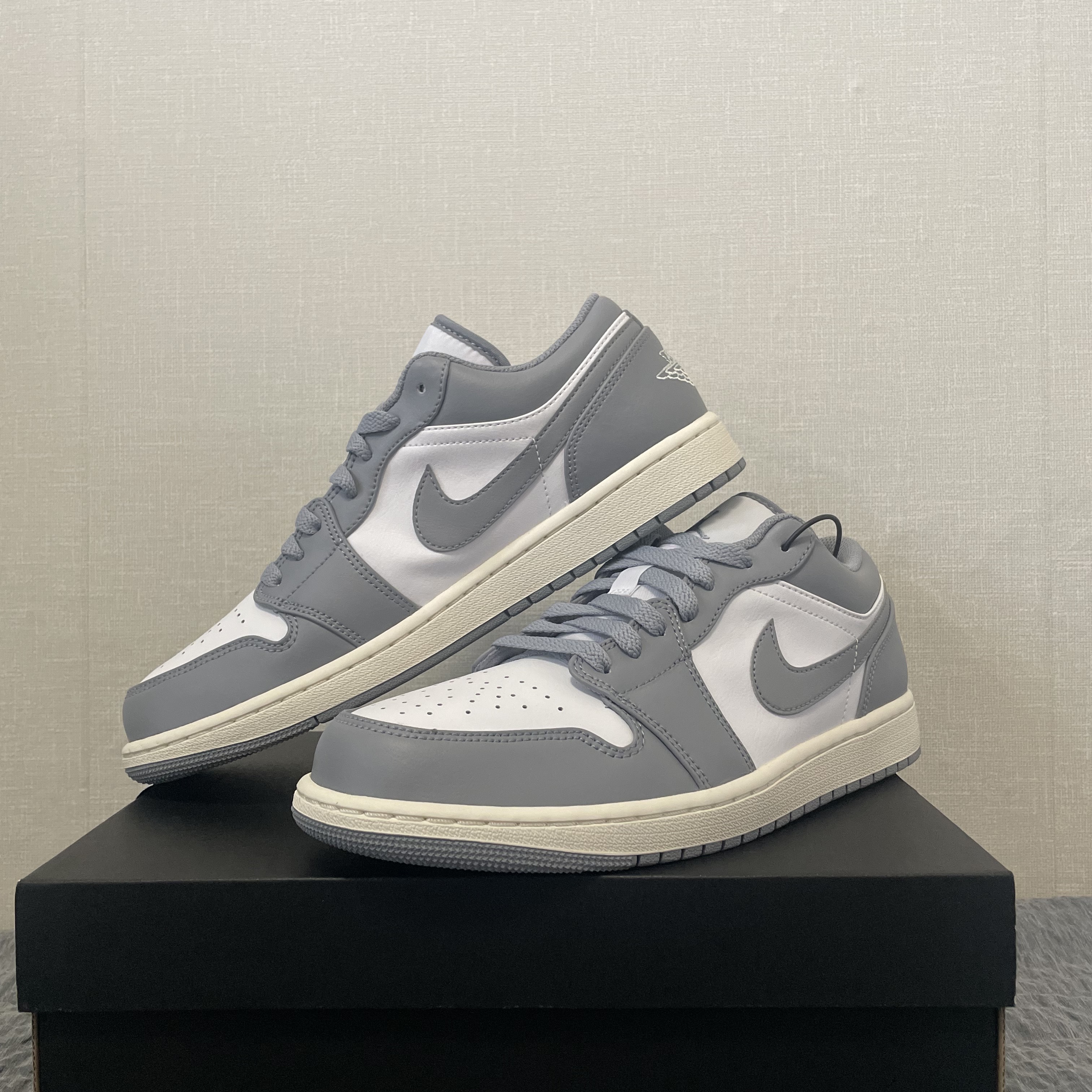 Jordan 1 Low Stealth and White 착용 스타일