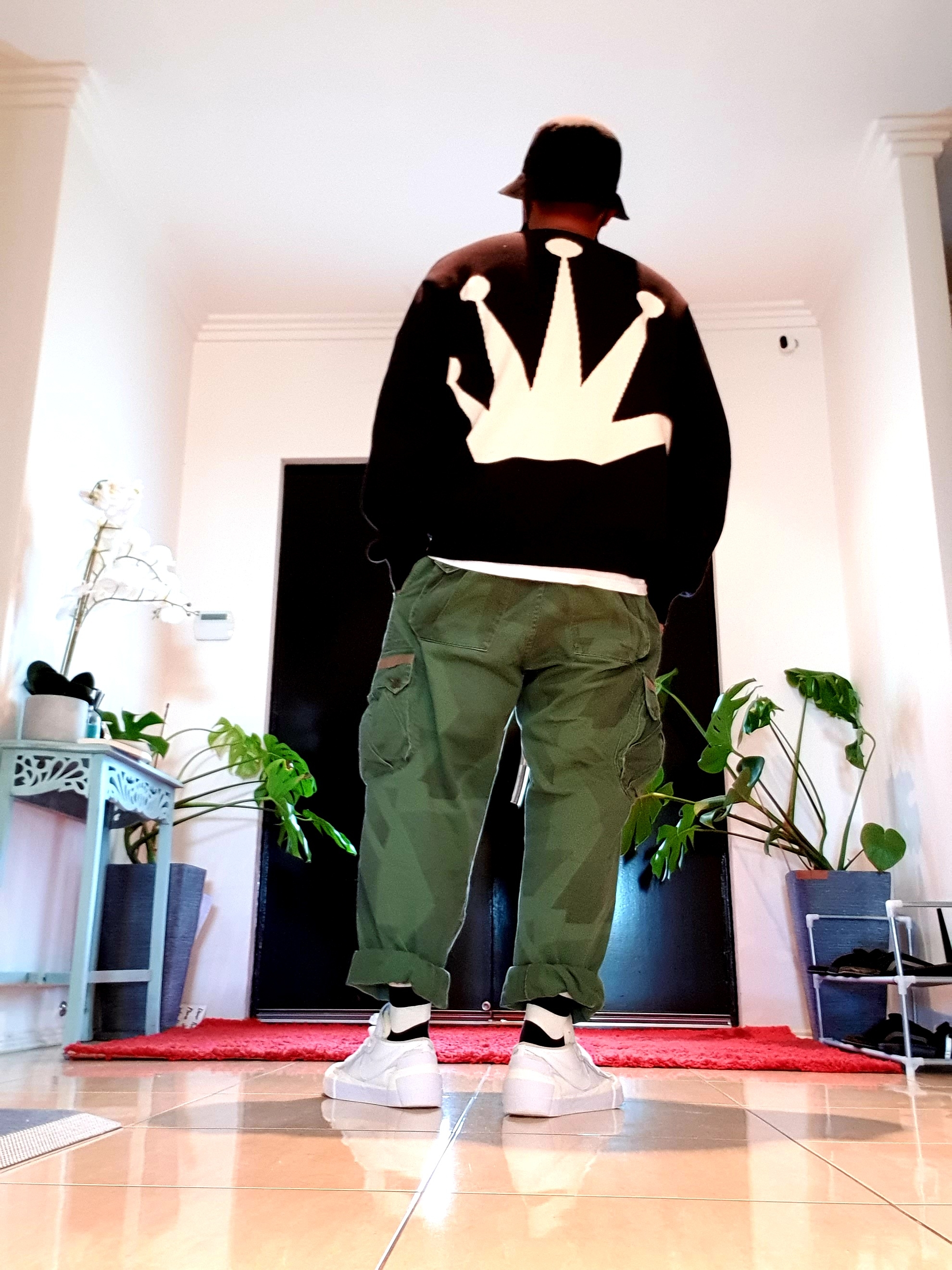 Stussy Bent Crown Sweater Black, Nike x Sacai Blazer Low White Patent Leather 착용 스타일 - 1