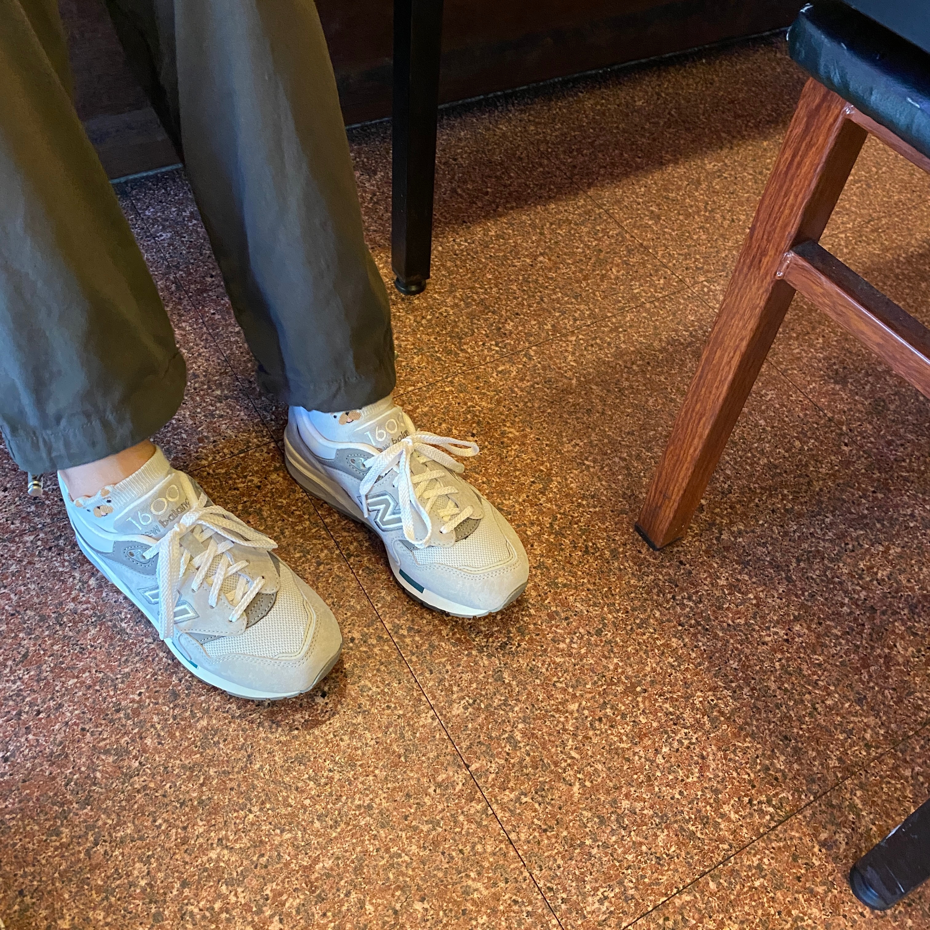 New Balance 1600 Greige Pack Rain Cloud 착용 스타일