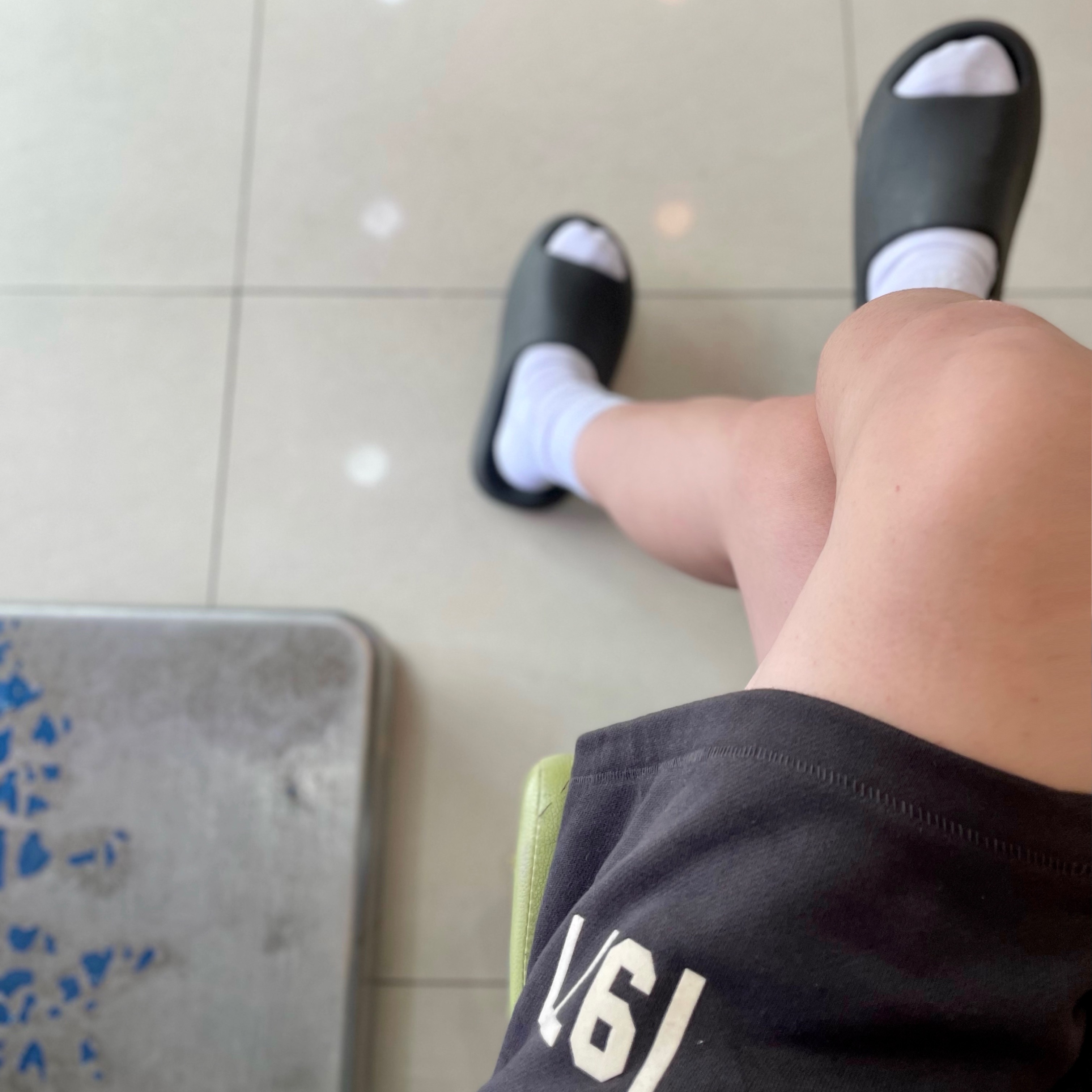 Adidas Yeezy Slide Onyx, Essentials 1977 Shorts Iron - 22SS 착용 스타일