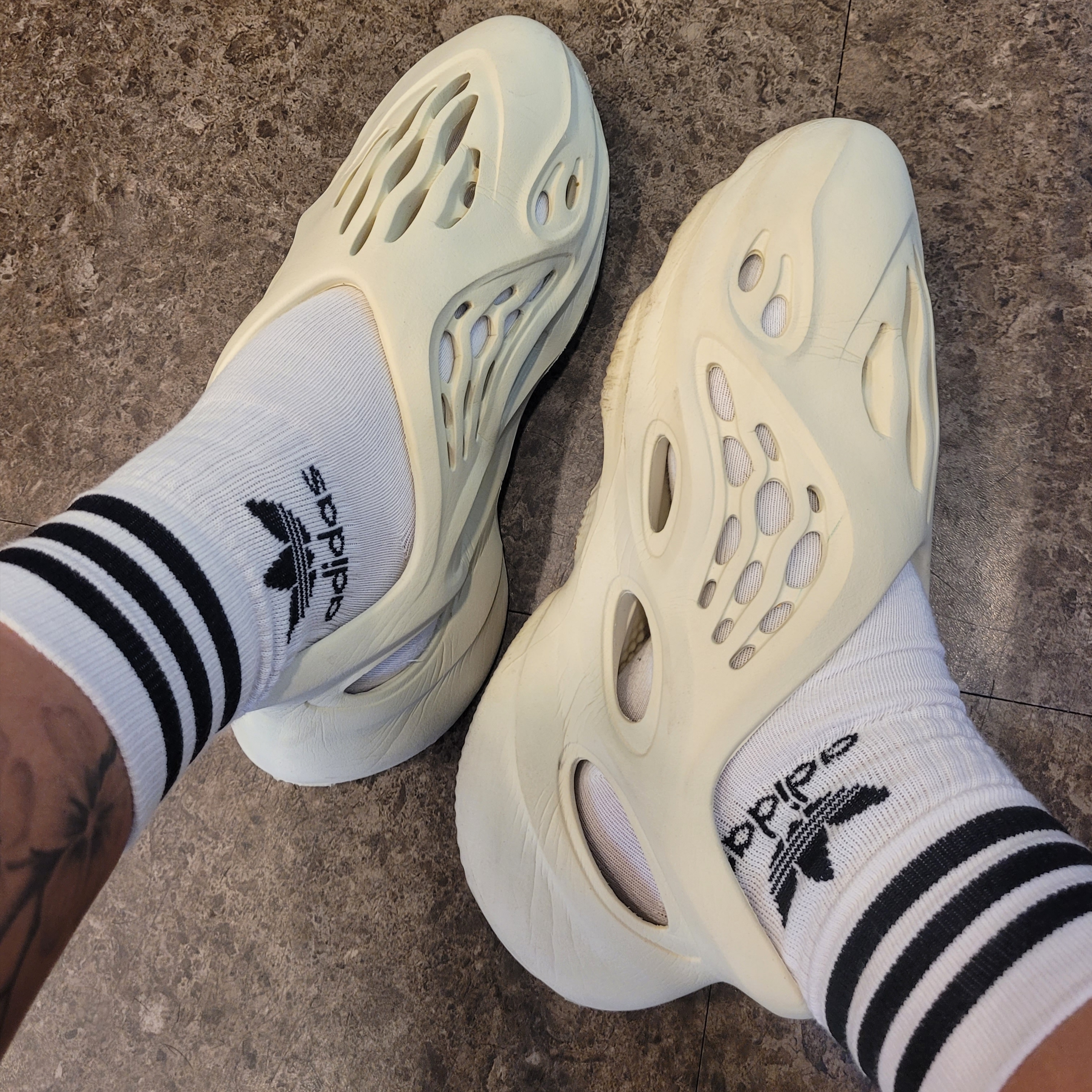 Adidas Yeezy Foam RNNR Sand 착용 스타일