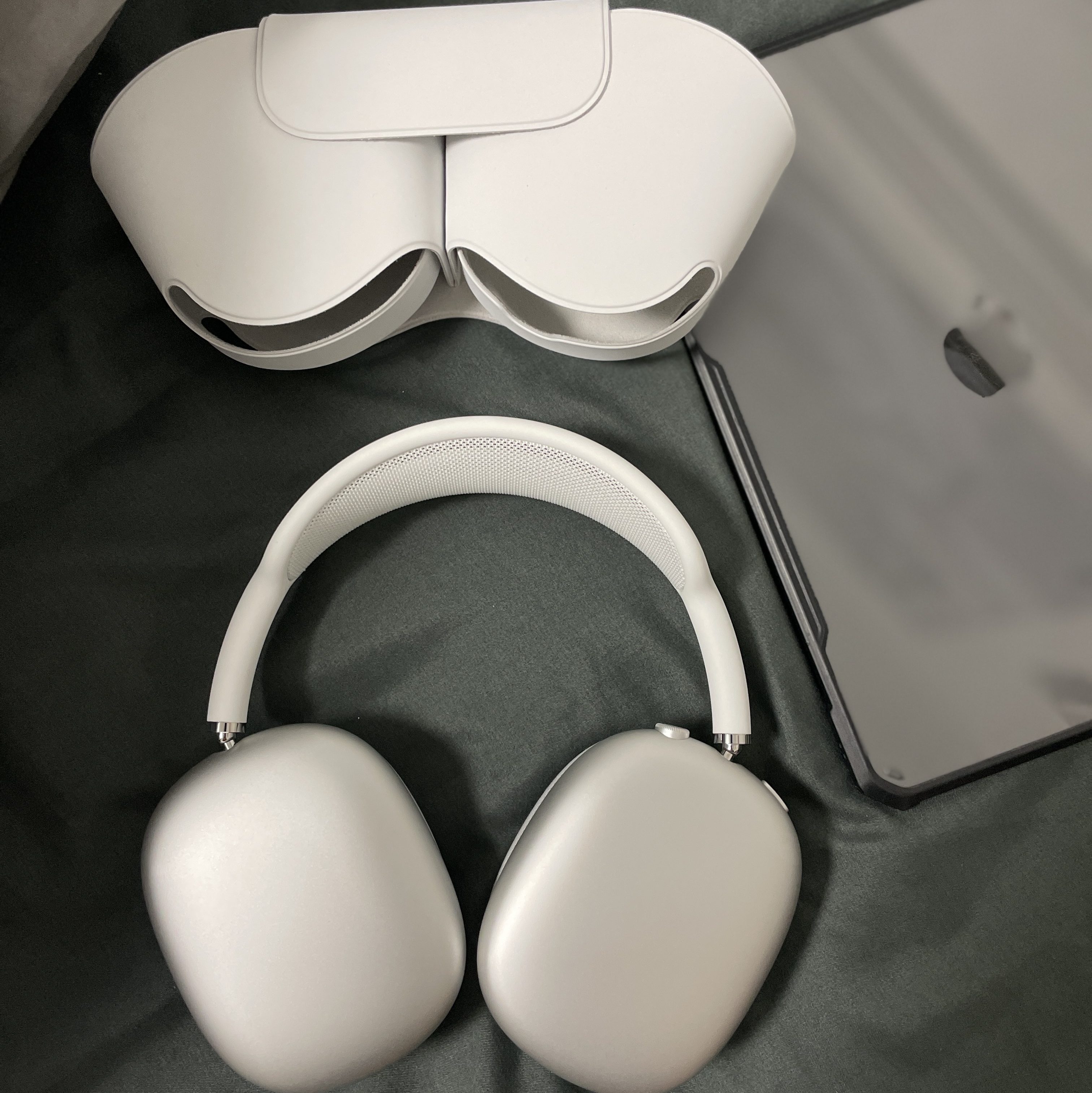 Apple AirPods Max Lightning Silver (Korean Ver.) 착용 스타일 - 1