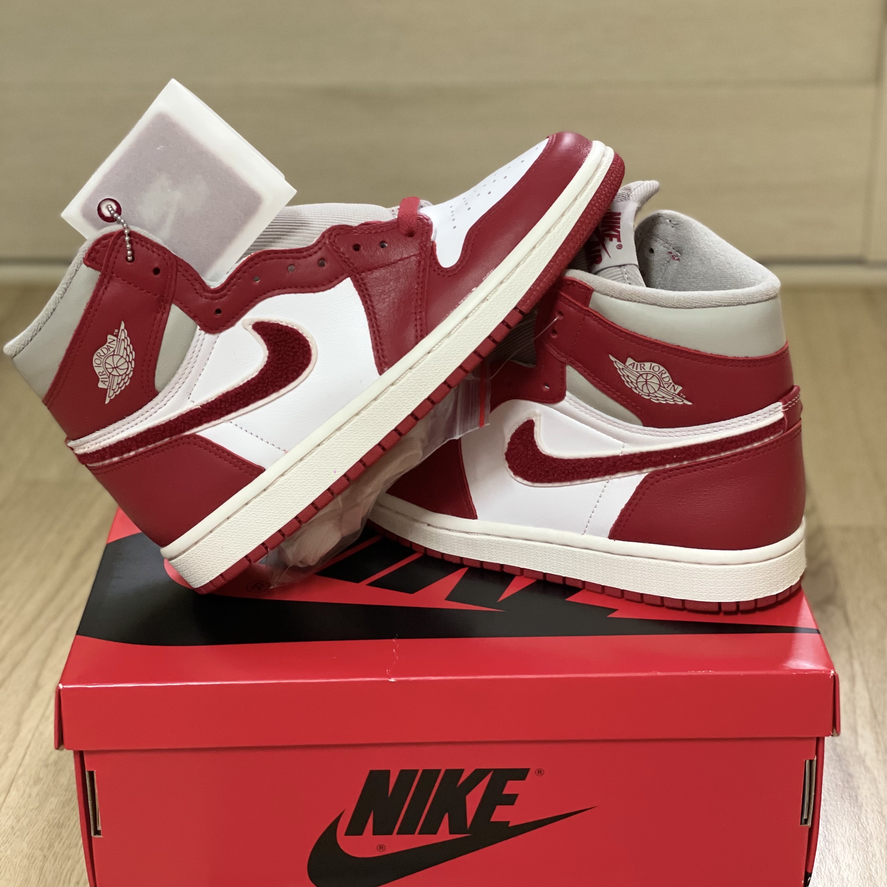 (W) Jordan 1 Retro High OG Varsity Red 착용 스타일 - 1