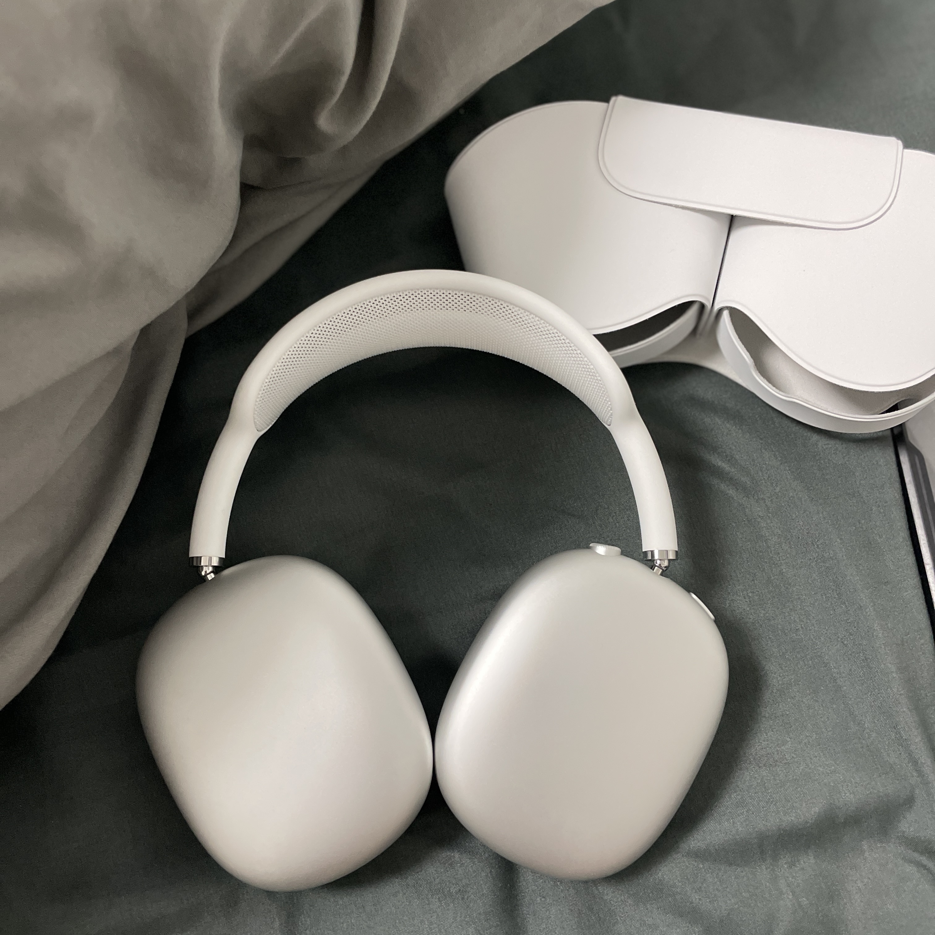 Apple AirPods Max Lightning Silver (Korean Ver.) 착용 스타일 - 2