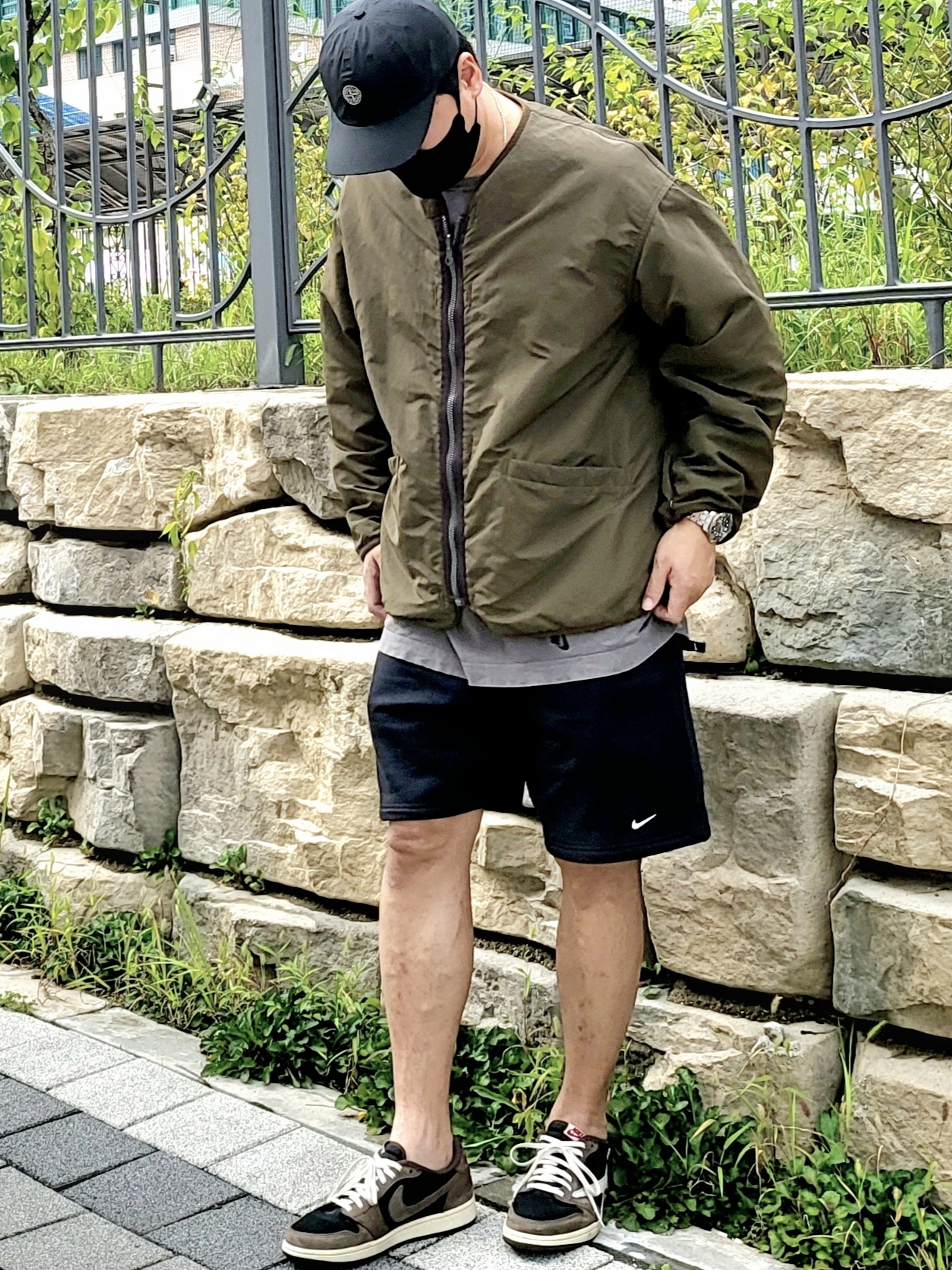 Jordan 1 x Travis Scott Retro Low OG SP Mocha, Nike NRG Solo Swoosh Fleece Shorts Black - Asia 착용 스타일 - 2