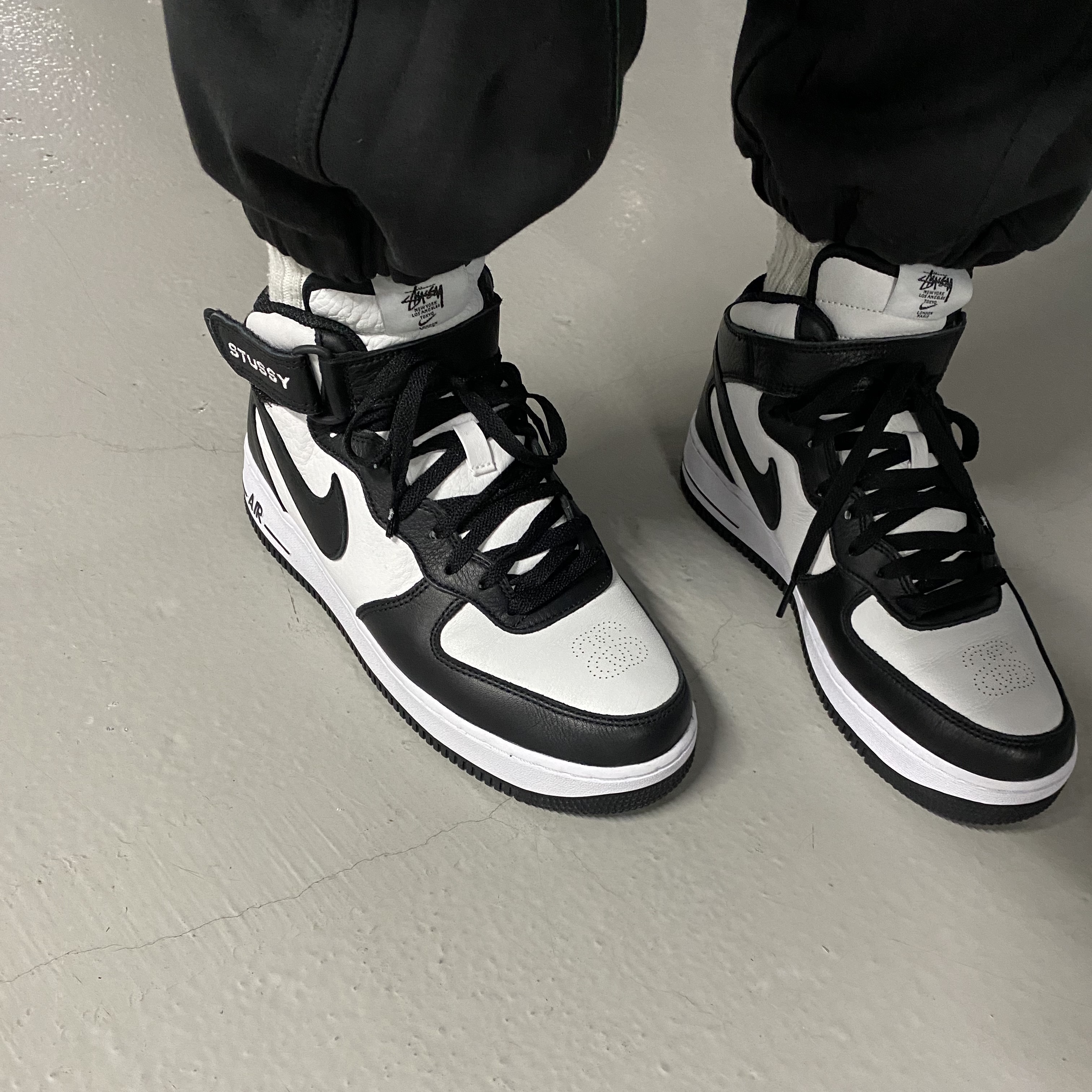 Zara x Ader Error Jogger Pants Dark Anthracite Grey, Nike x Stussy Air Force 1 '07 Mid SP Black and Light Bone 착용 스타일 - 3