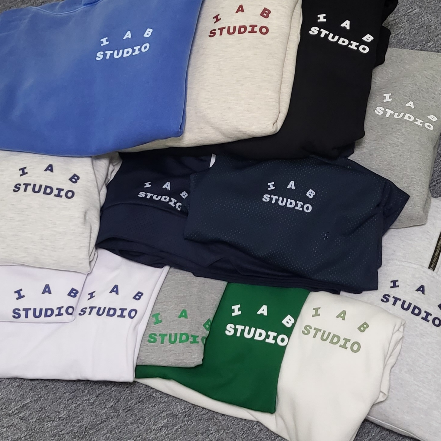 IAB Studio Pigment Hoodie Royal Blue - 22FW, IAB Studio T-Shirt White Navy - 22FW 착용 스타일