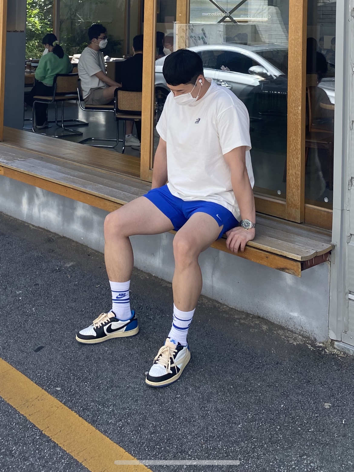 Jordan 1 x Travis Scott x Fragment Retro Low OG SP Military Blue, Rolex Submariner Date 41mm 126610LV Black Oyster 착용 스타일