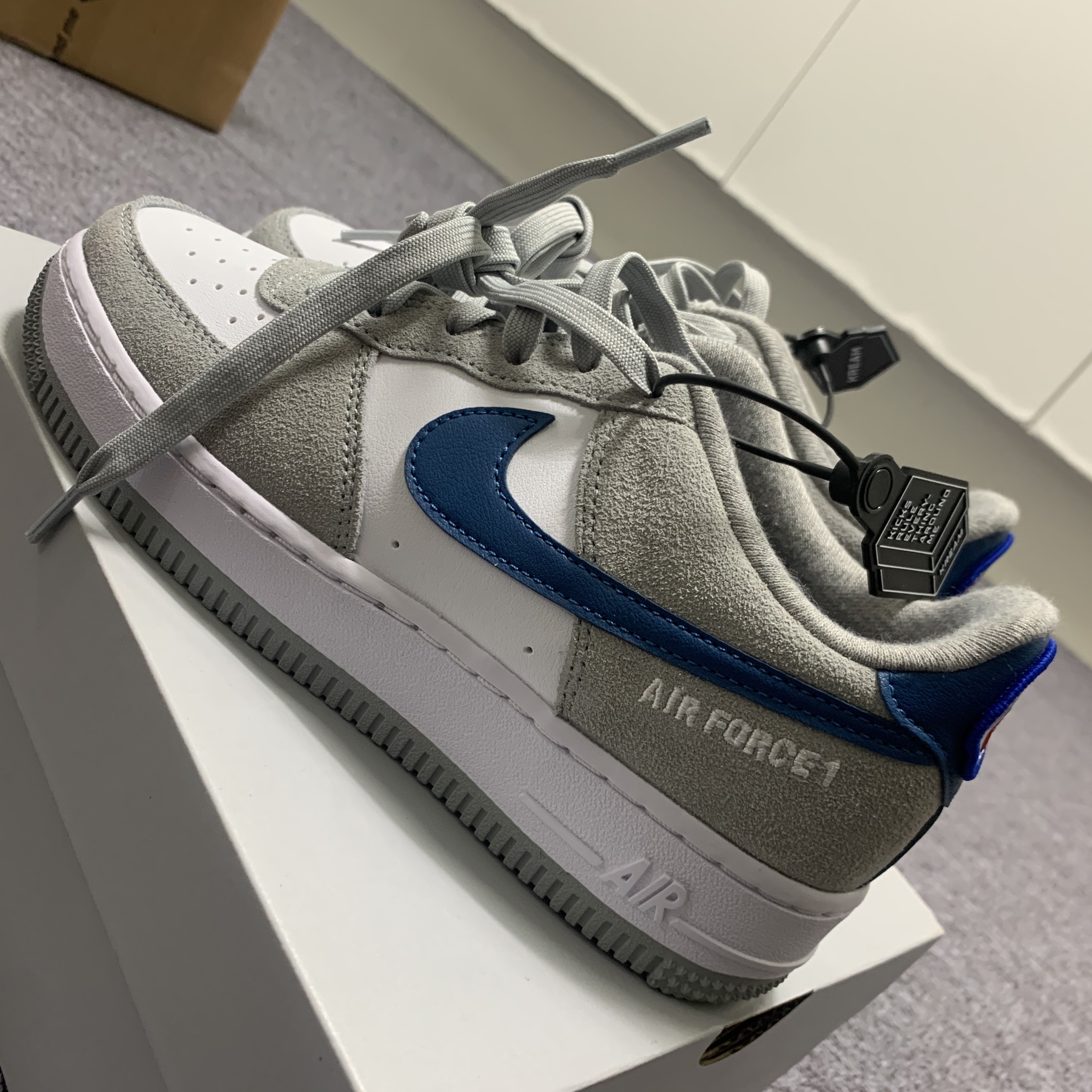 (GS) Nike Air Force 1 LV8 Athletic Club Light Smoke Grey Marina 착용 스타일 - 3