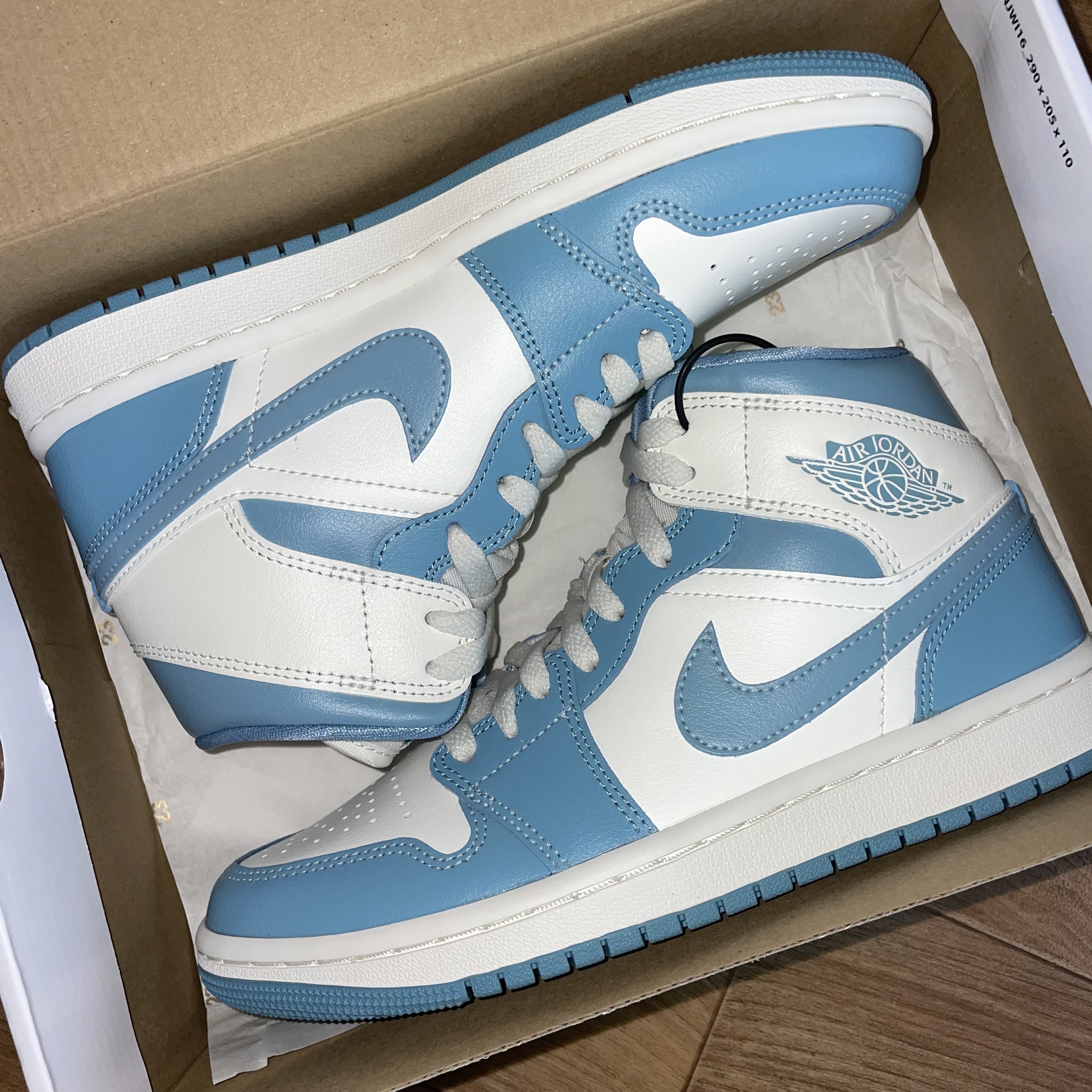 (W) Jordan 1 Mid Sail and Worn Blue 착용 스타일 - 1