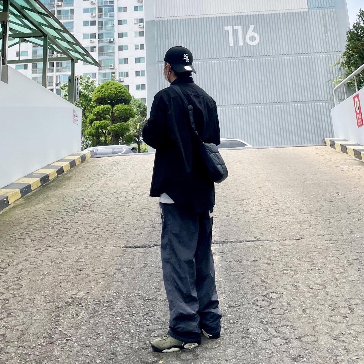 Nike x Stussy Beach Pants Off Noir, Jordan 6 x Travis Scott Retro Olive 착용 스타일 - 2