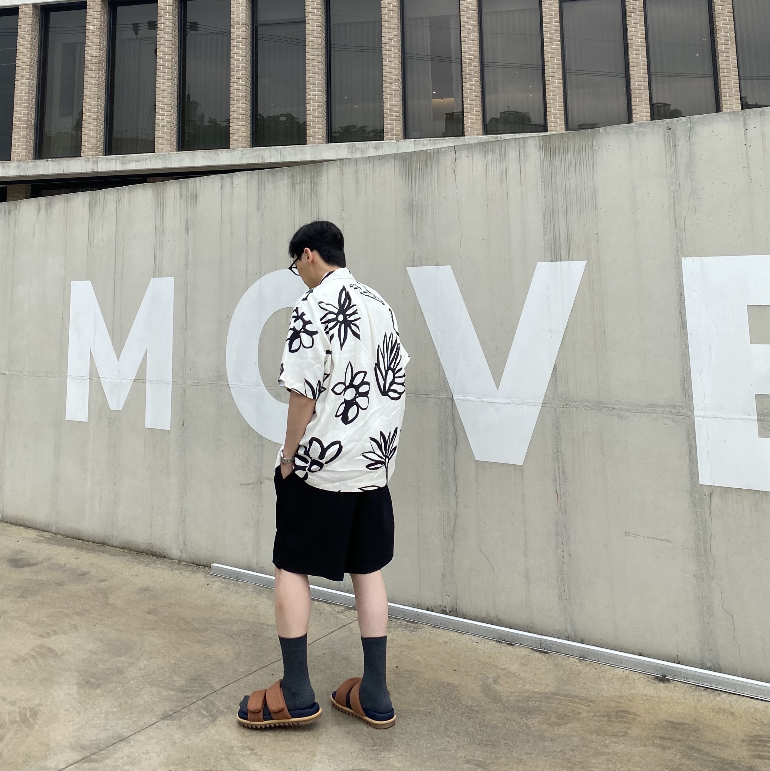 Jacquemus La Chemise Moisson Flower Sketch Short Sleeved Shirt Print Black White Flowers 착용 스타일 - 2