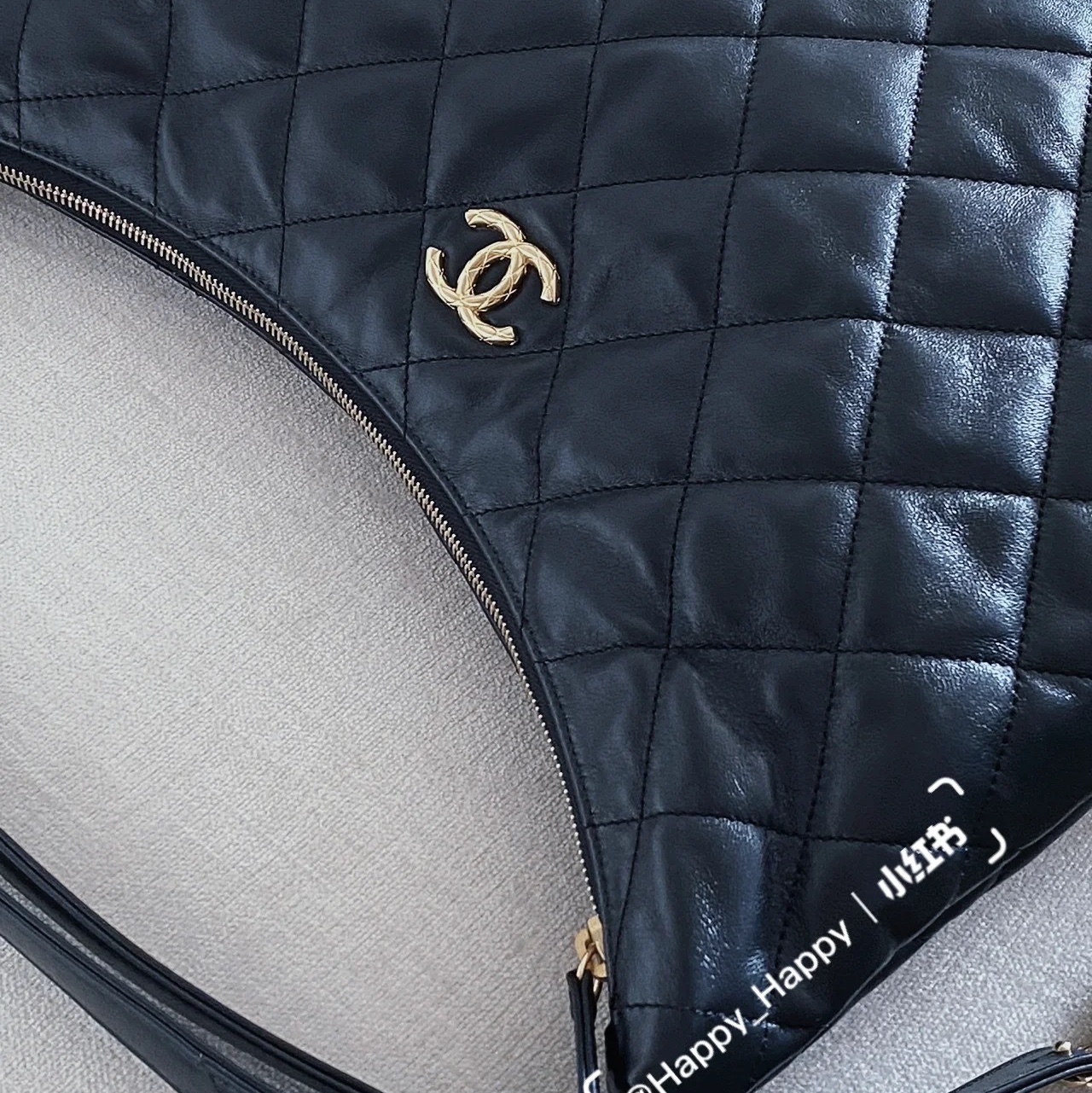 Chanel Maxi Hobo Bag Lambskin & Gold Black 착용 스타일 - 4