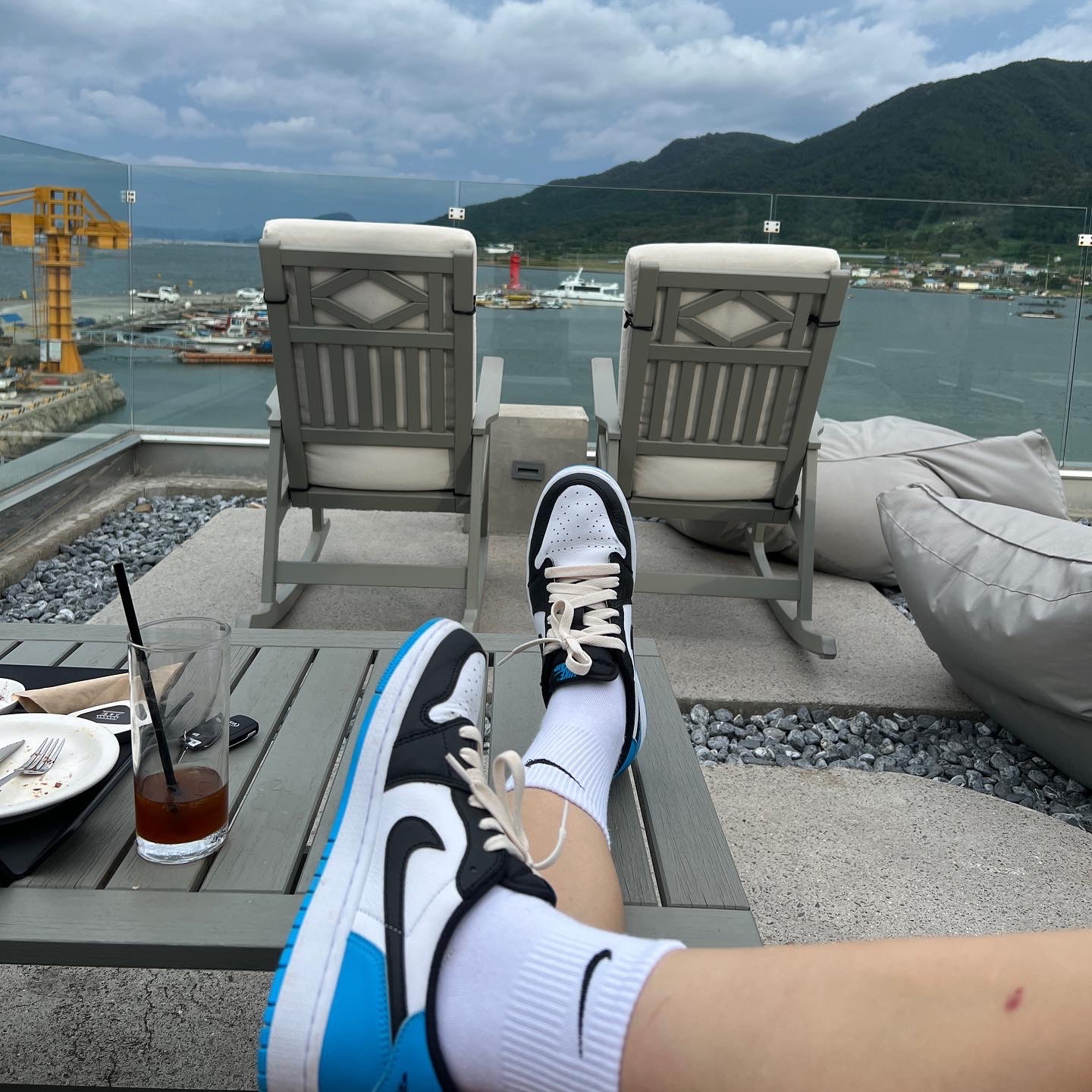 Jordan 1 Retro Low OG Black and Dark Powder Blue 착용 스타일