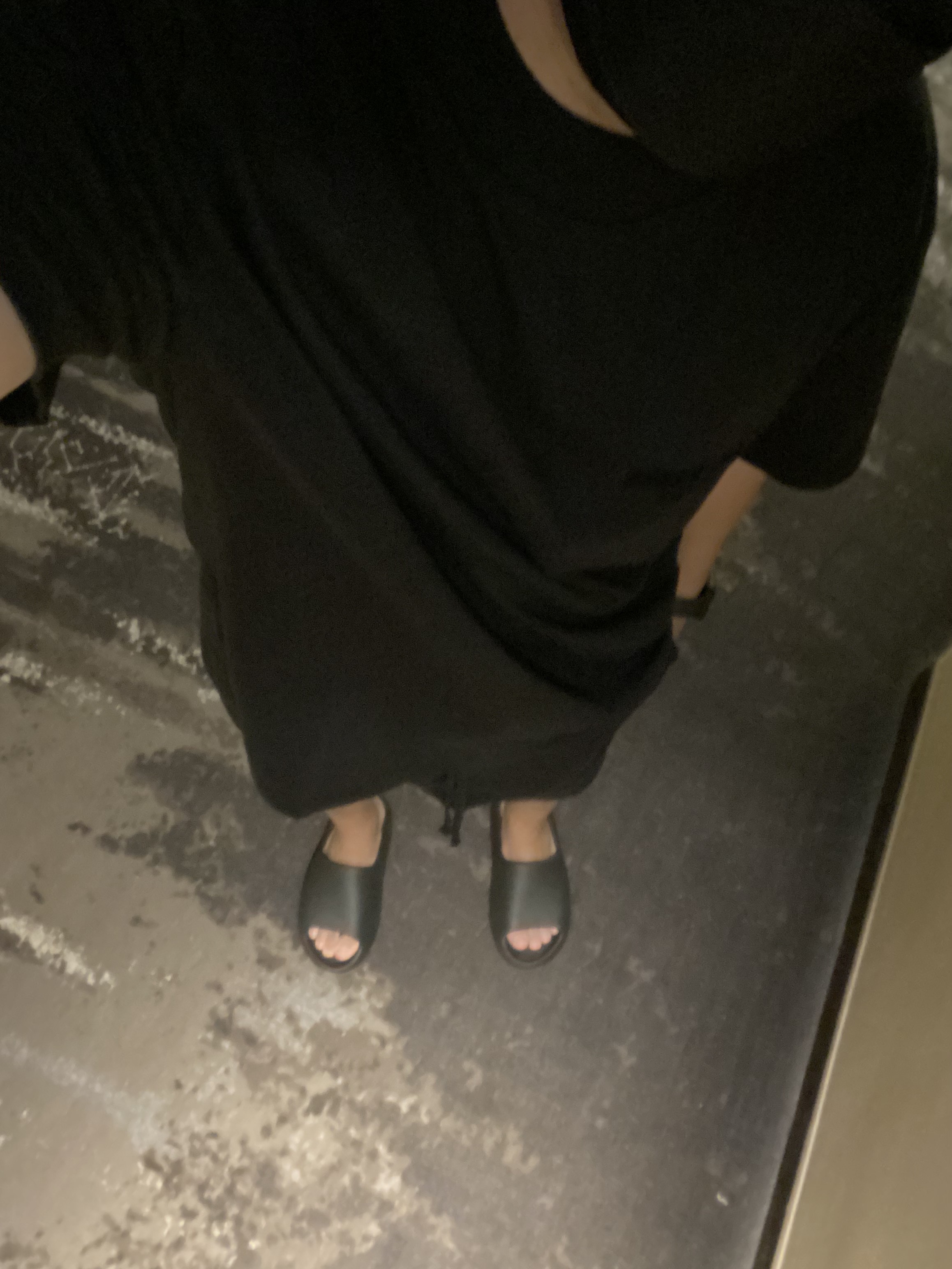 Adidas Yeezy Slide Onyx, Essentials The Core Collection Sweatshorts Stretch Limo 착용 스타일