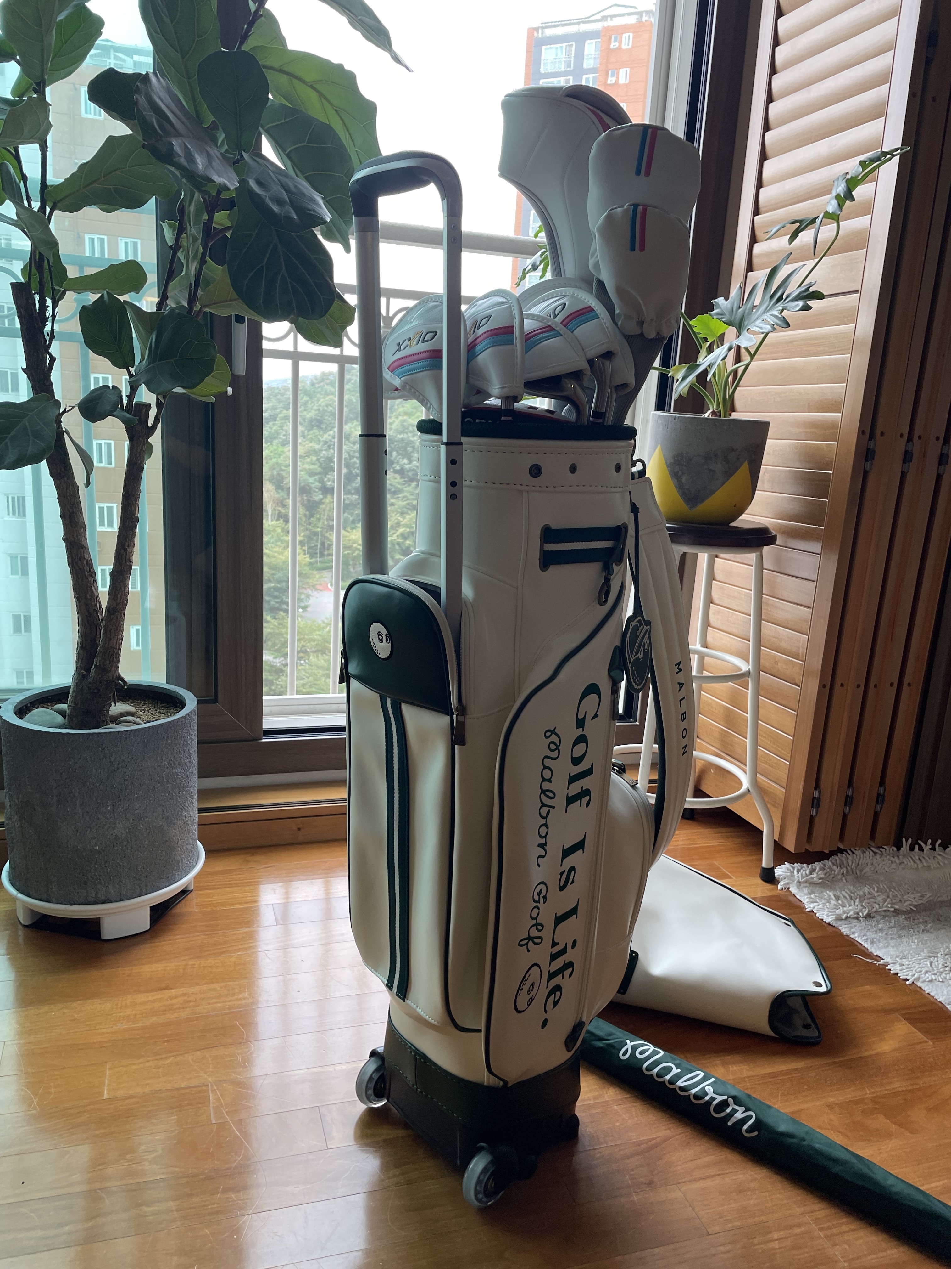 Malbon Golf Vintage Mood Wheel Caddie Bag Ivory 착용 스타일 - 4