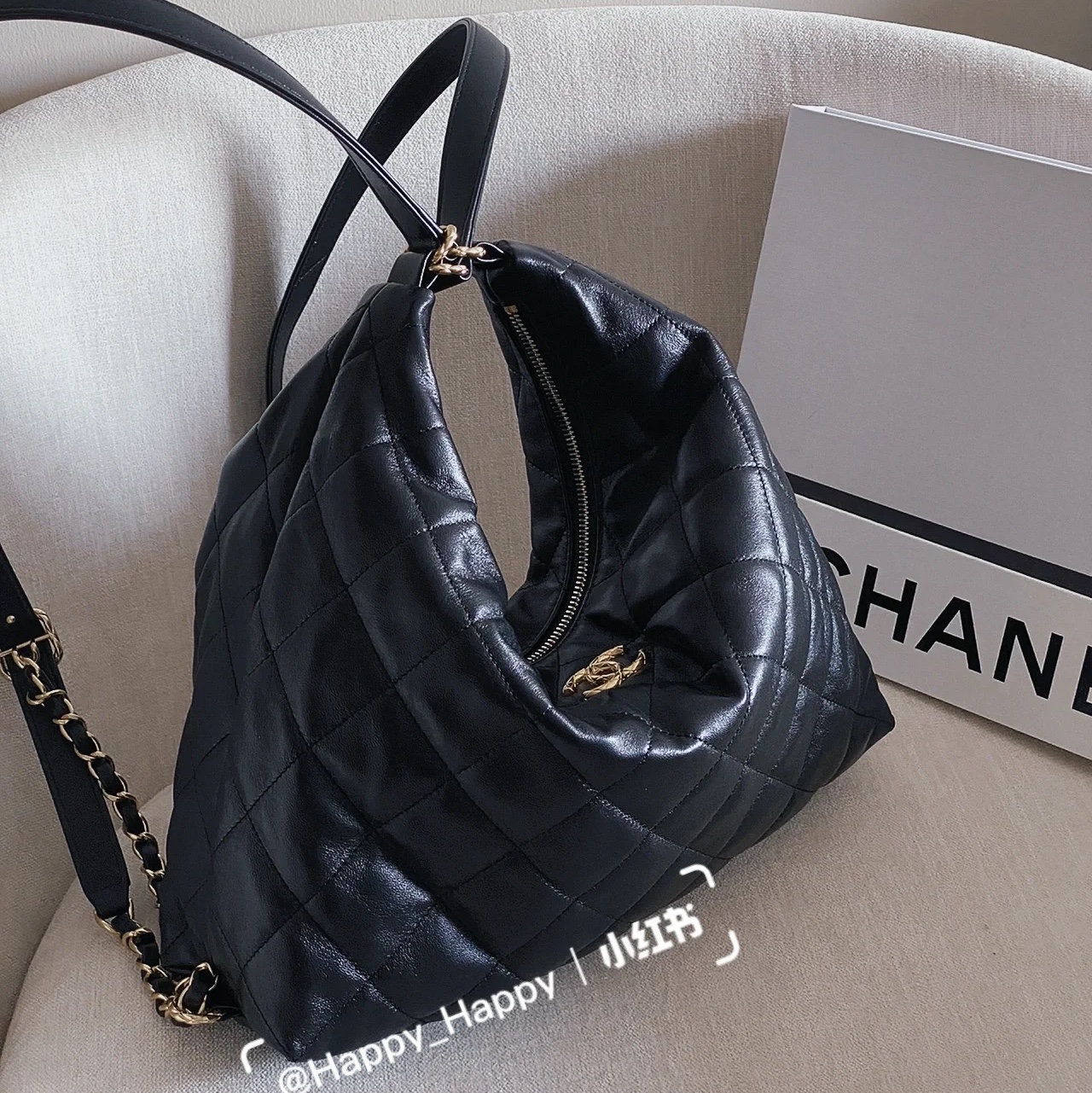 Chanel Maxi Hobo Bag Lambskin & Gold Black 착용 스타일 - 2