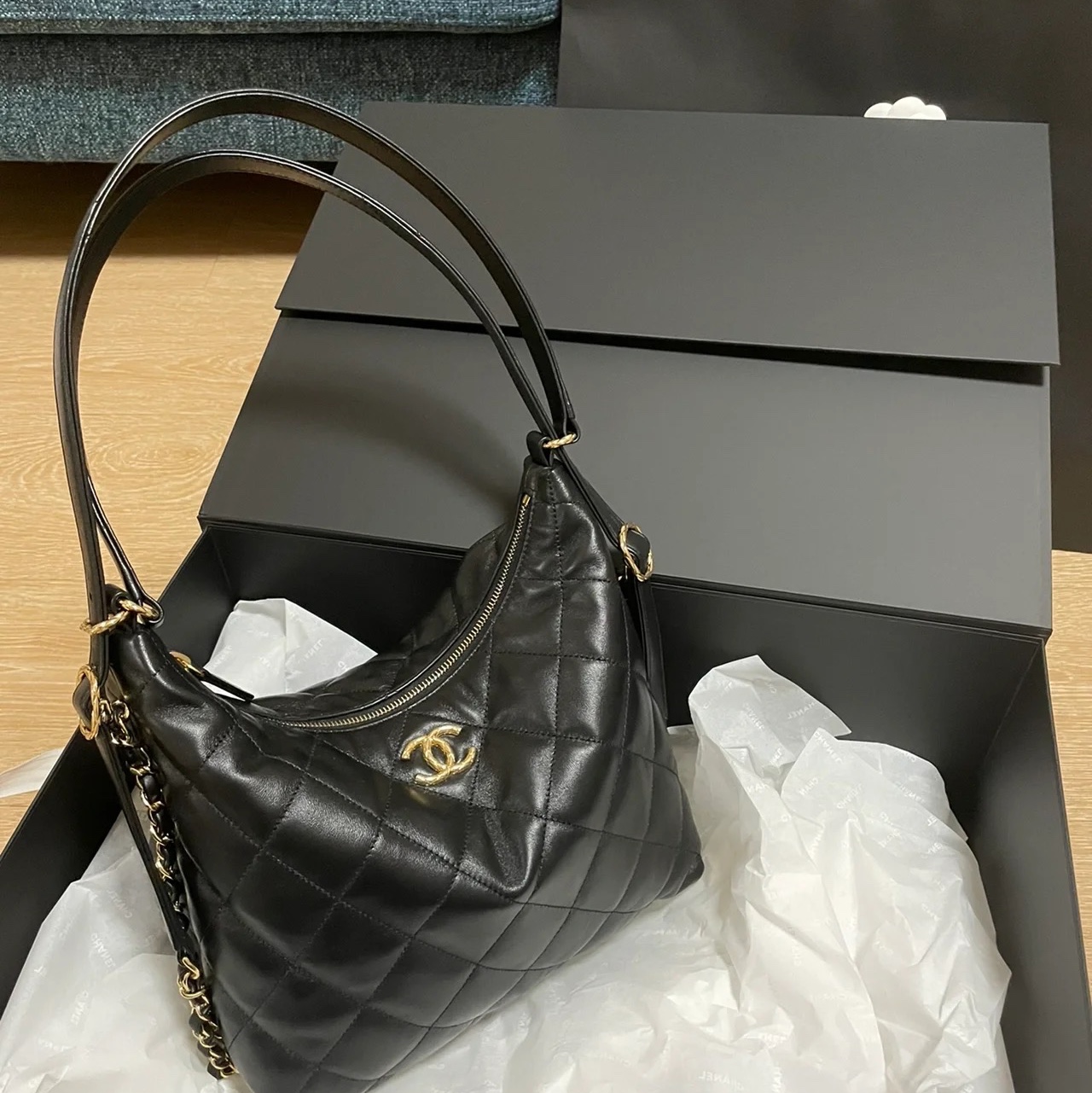 Chanel Maxi Hobo Bag Lambskin & Gold Black 착용 스타일 - 2