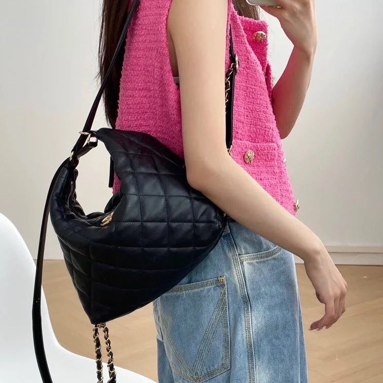 Chanel Maxi Hobo Bag Lambskin & Gold Black 착용 스타일 - 3