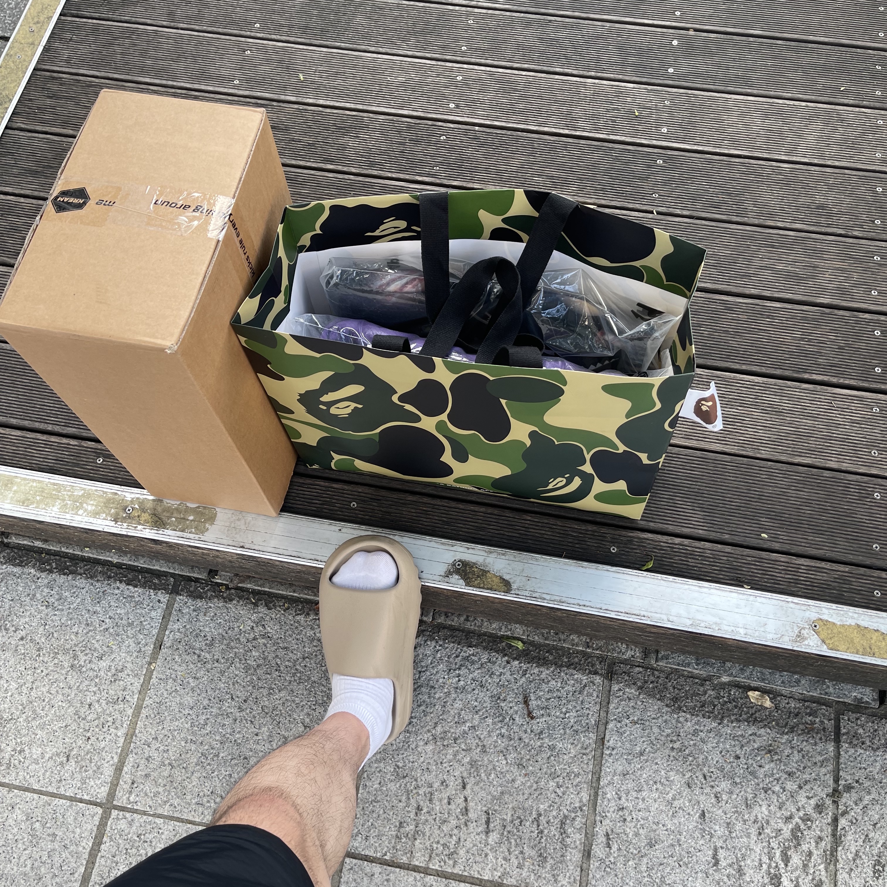 Adidas Yeezy Slide Pure - Re-Release Ver., BAPE Sta Pattern Shark Full Zip Hoodie Indigo 착용 스타일