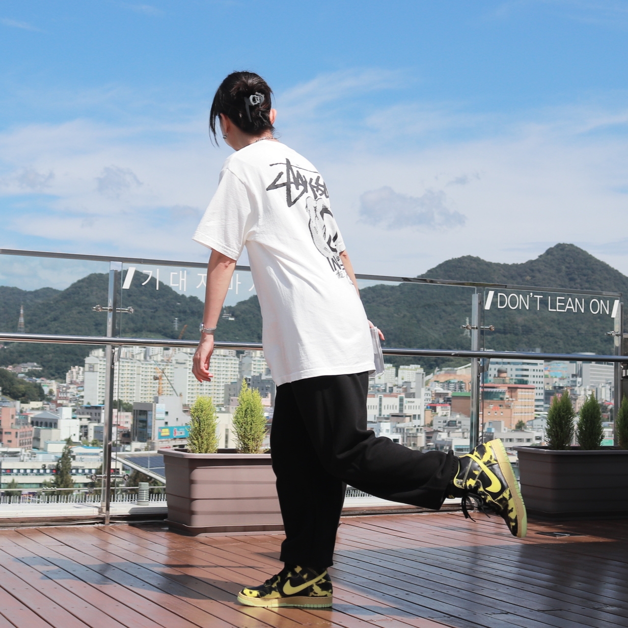 Nike Dunk High 1985 SP Yellow Acid Wash, Stussy Peace Hand Pigment dyed T-Shirt Natural 착용 스타일 - 3