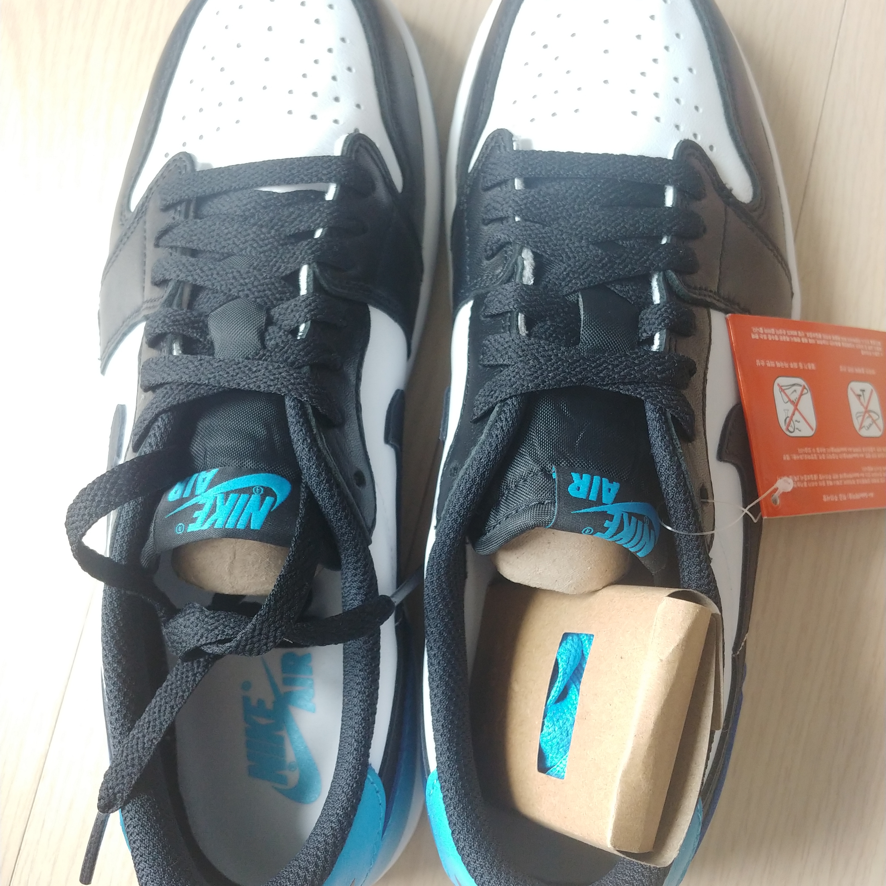 Jordan 1 Retro Low OG Black and Dark Powder Blue 착용 스타일 - 3