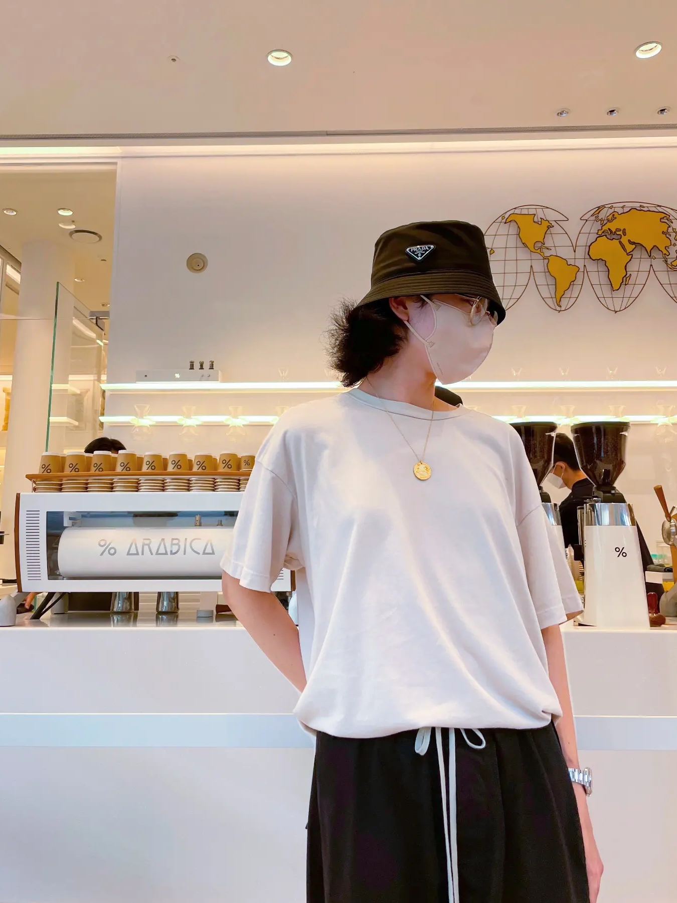 Prada Re-Nylon Bucket Hat Black 착용 스타일 - 1