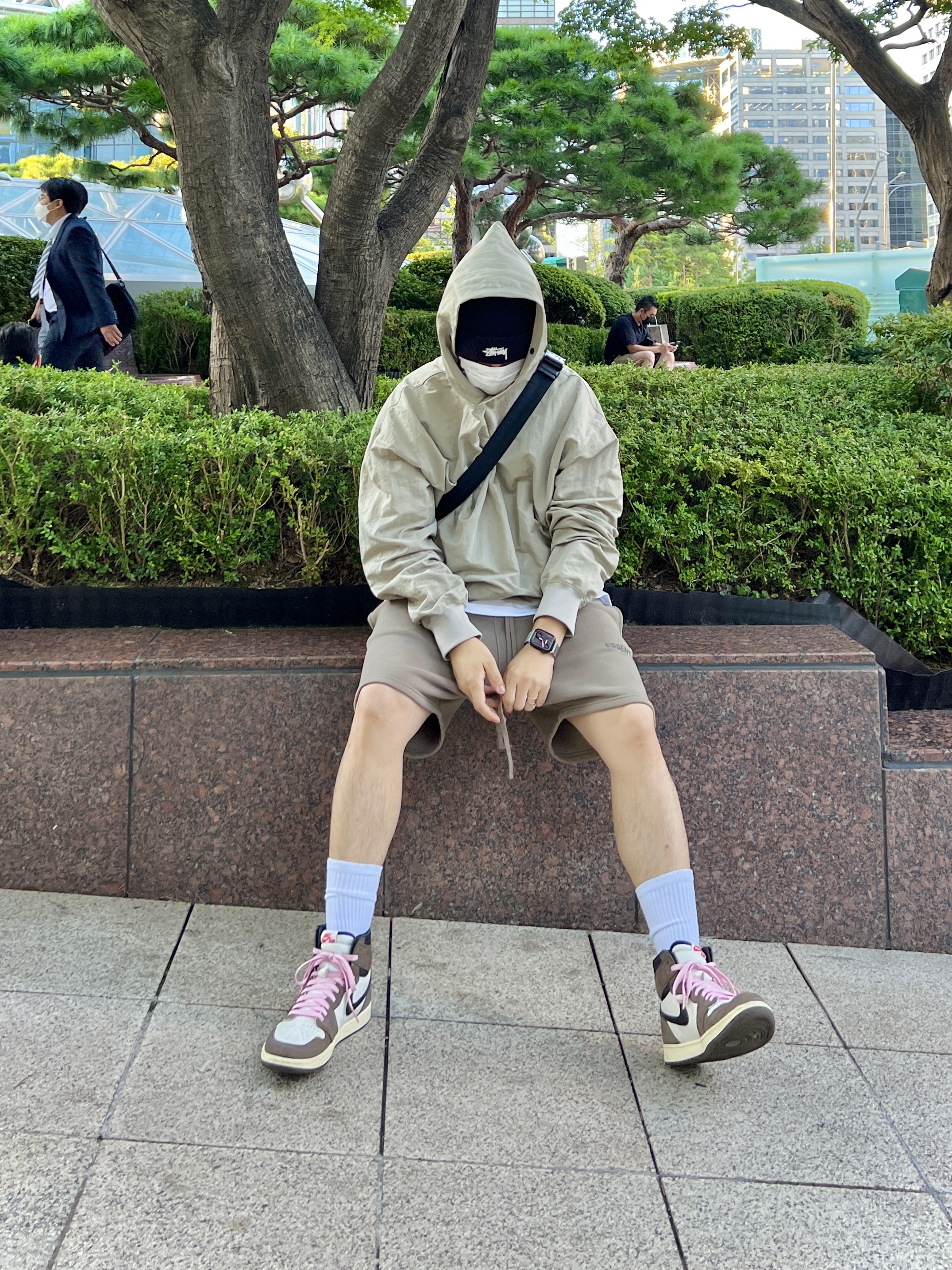 Jordan 1 x Travis Scott Retro High OG SP Mocha, Nike x Stussy NRG Cuffed Beanie Black 착용 스타일 - 2