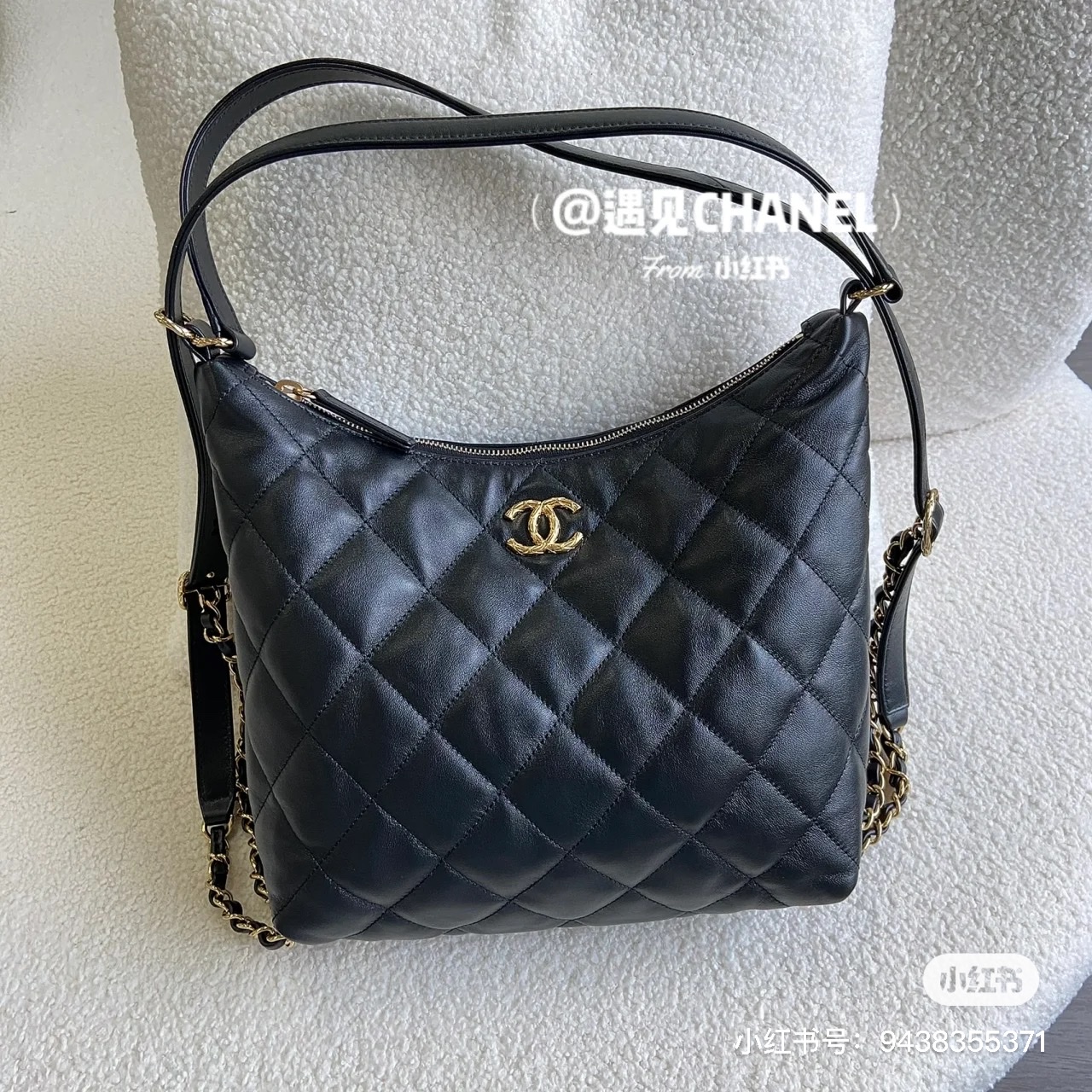 Chanel Maxi Hobo Bag Lambskin & Gold Black 착용 스타일 - 2