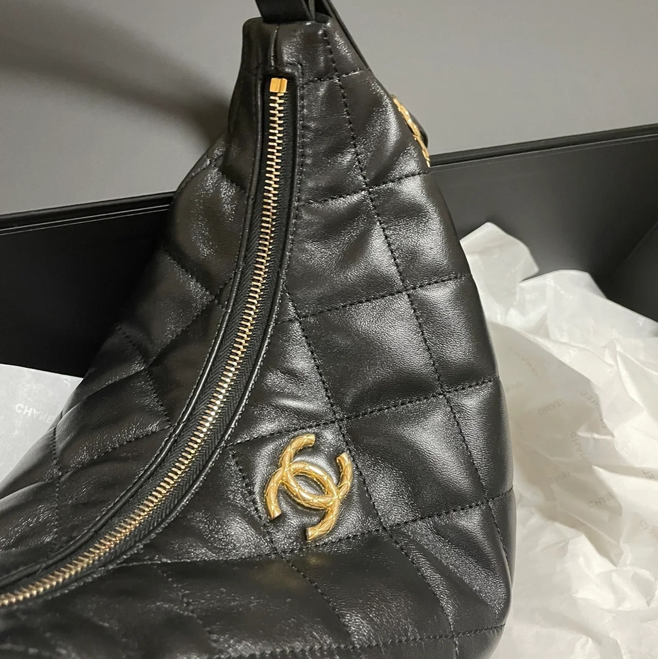 Chanel Maxi Hobo Bag Lambskin & Gold Black 착용 스타일 - 4