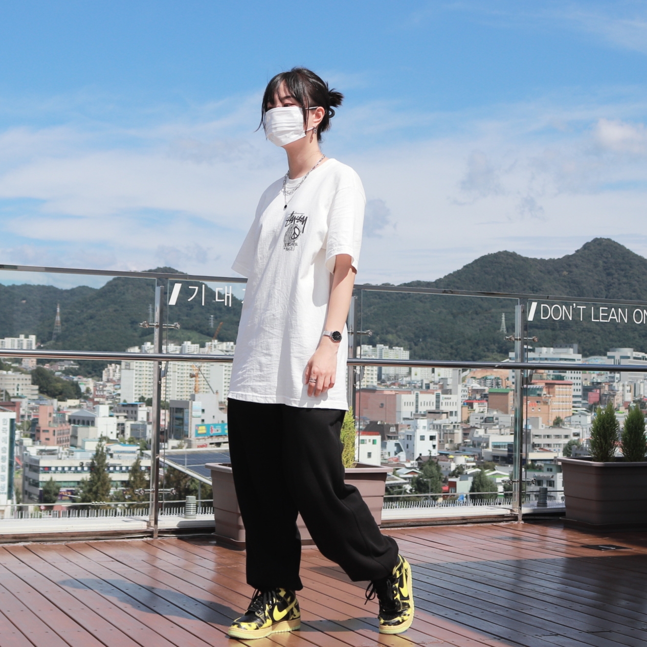 Nike Dunk High 1985 SP Yellow Acid Wash, Stussy Peace Hand Pigment dyed T-Shirt Natural 착용 스타일 - 1