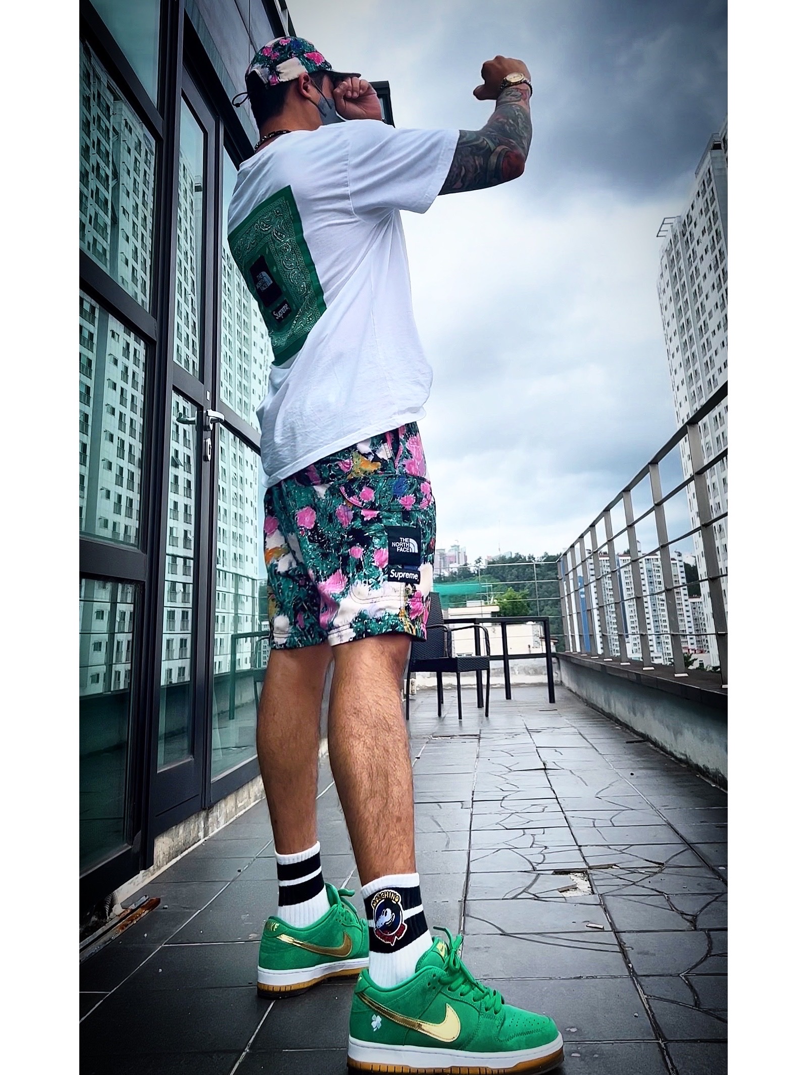 Supreme x The North Face Trekking Soft Bill Cap Flowers - 22SS, Supreme x The North Face Bandana T-Shirt White - 22SS 착용 스타일 - 2