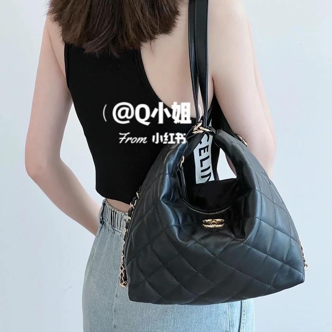 Chanel Maxi Hobo Bag Lambskin & Gold Black 착용 스타일 - 2