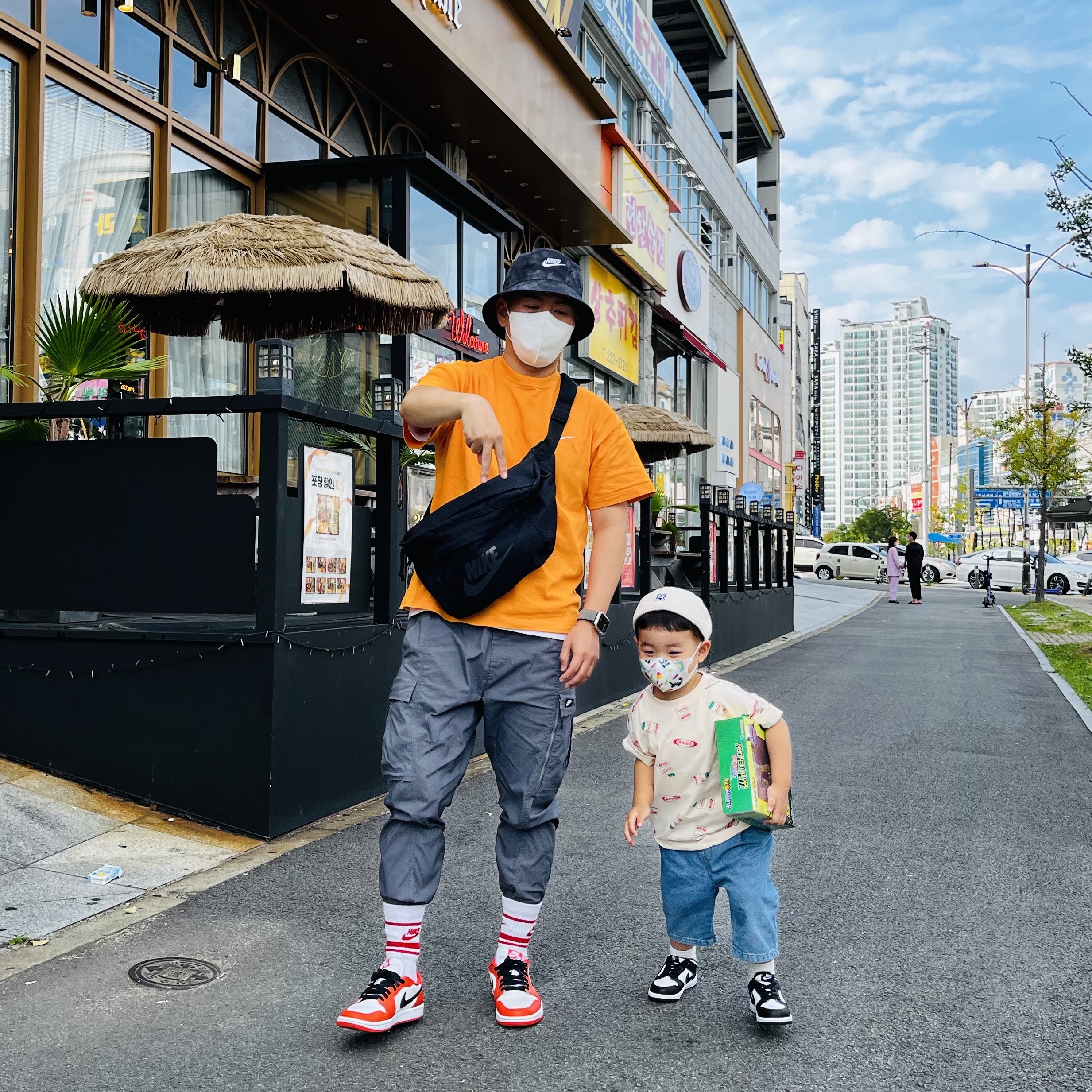Nike Bucket Futura Tie-Dye Black, Nike NRG Solo Swoosh T-Shirt Kumquat - Asia 착용 스타일