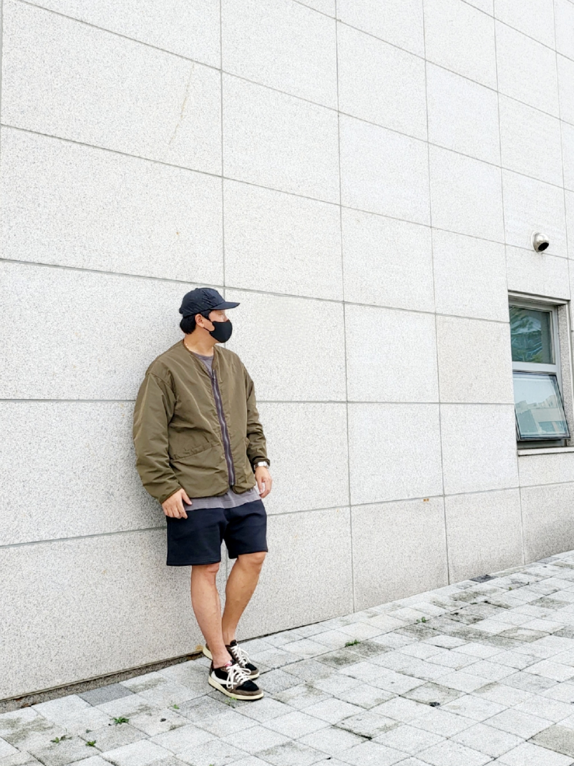 Jordan 1 x Travis Scott Retro Low OG SP Mocha, Nike NRG Solo Swoosh Fleece Shorts Black - Asia 착용 스타일 - 1