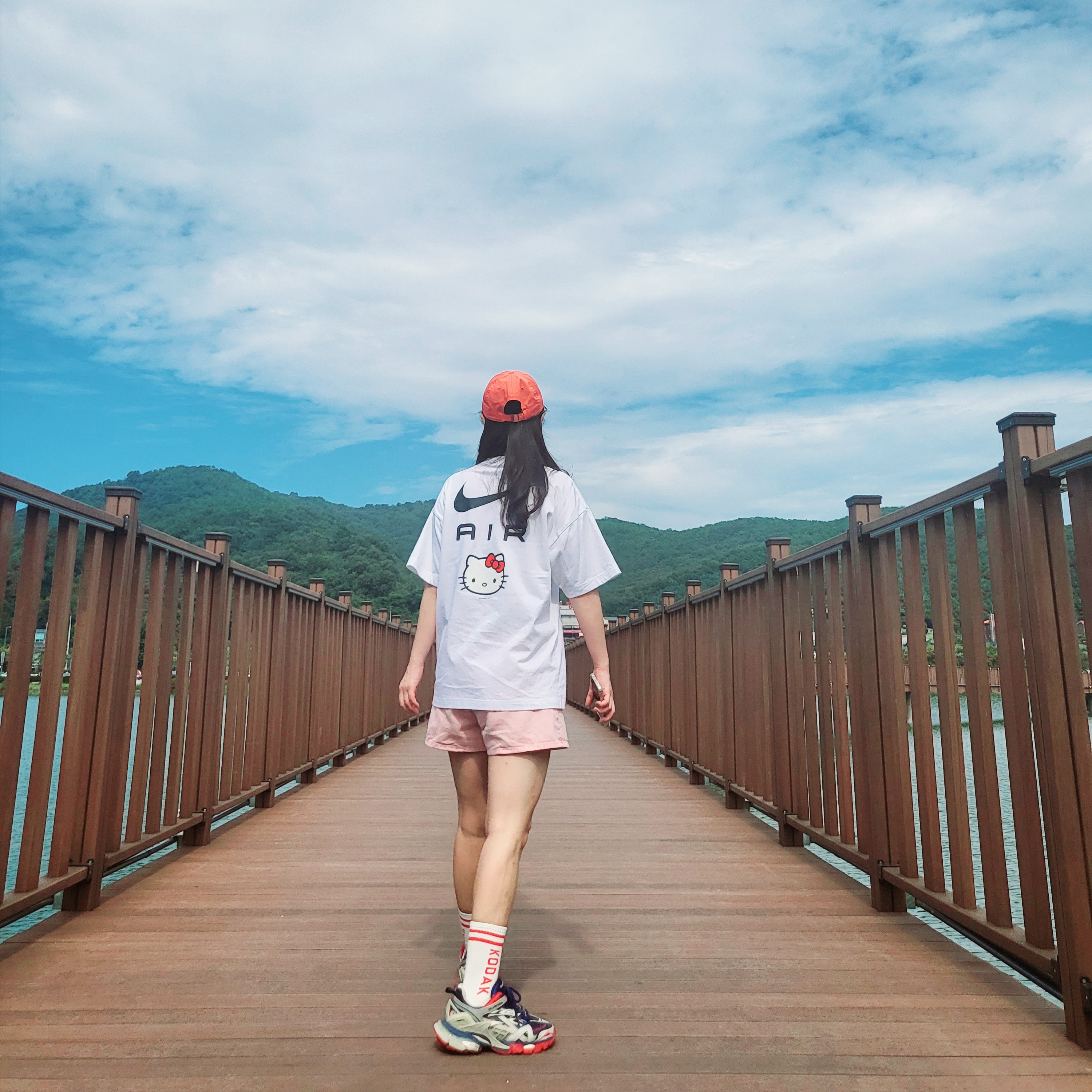 Nike x Hello Kitty NRG Air T-Shirt White - Asia, (W) Balenciaga Track.2 Sneakers Blue Red 2019 착용 스타일 - 3