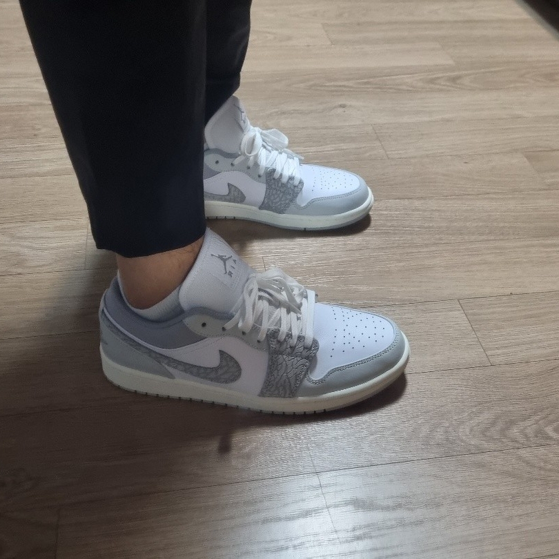 Jordan 1 Low PRM Elephant Print 착용 스타일 - 3