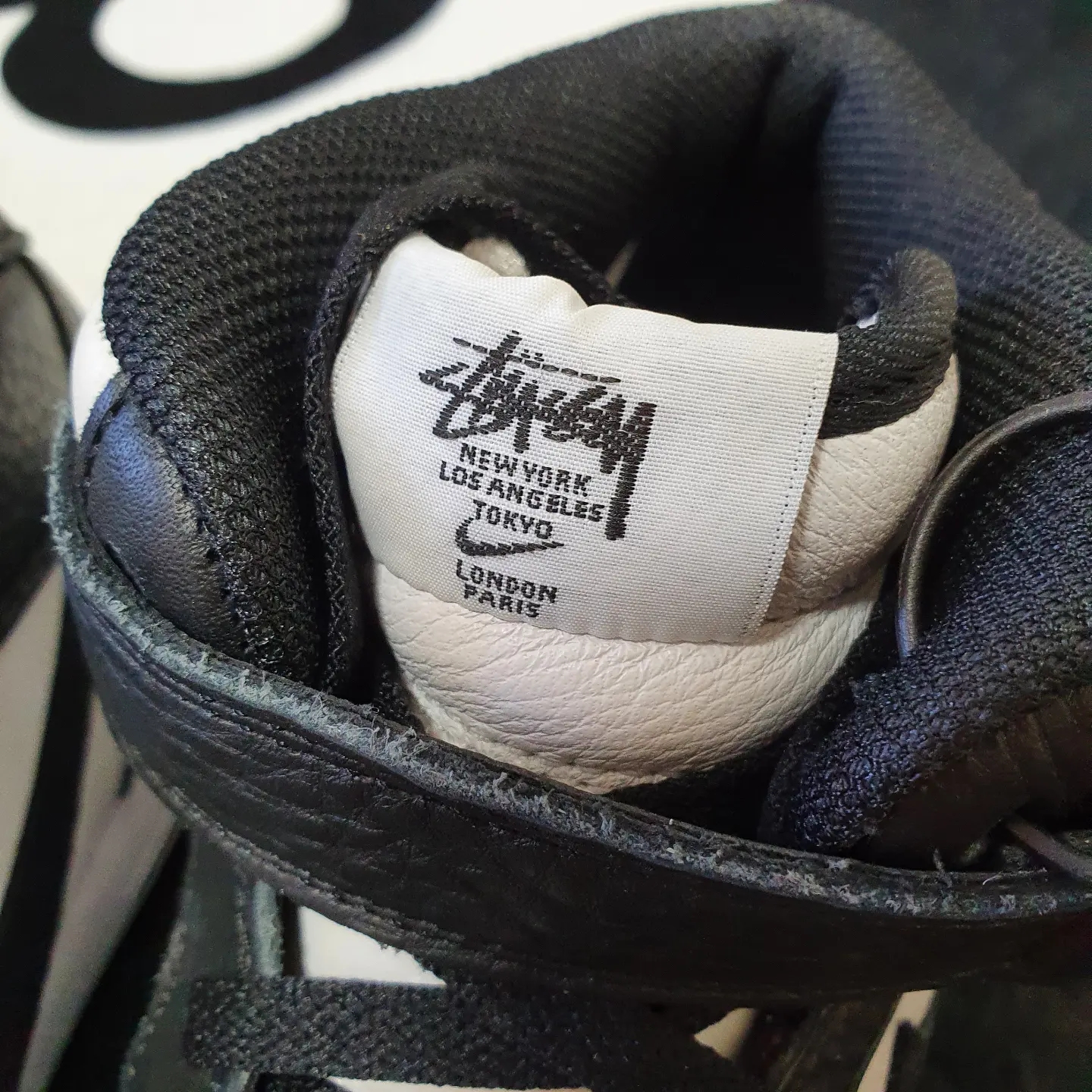 Nike x Stussy Air Force 1 '07 Mid SP Black and Light Bone 착용 스타일 - 2