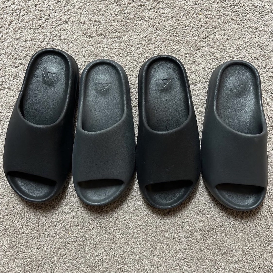 Adidas Yeezy Slide Onyx 착용 스타일 - 2