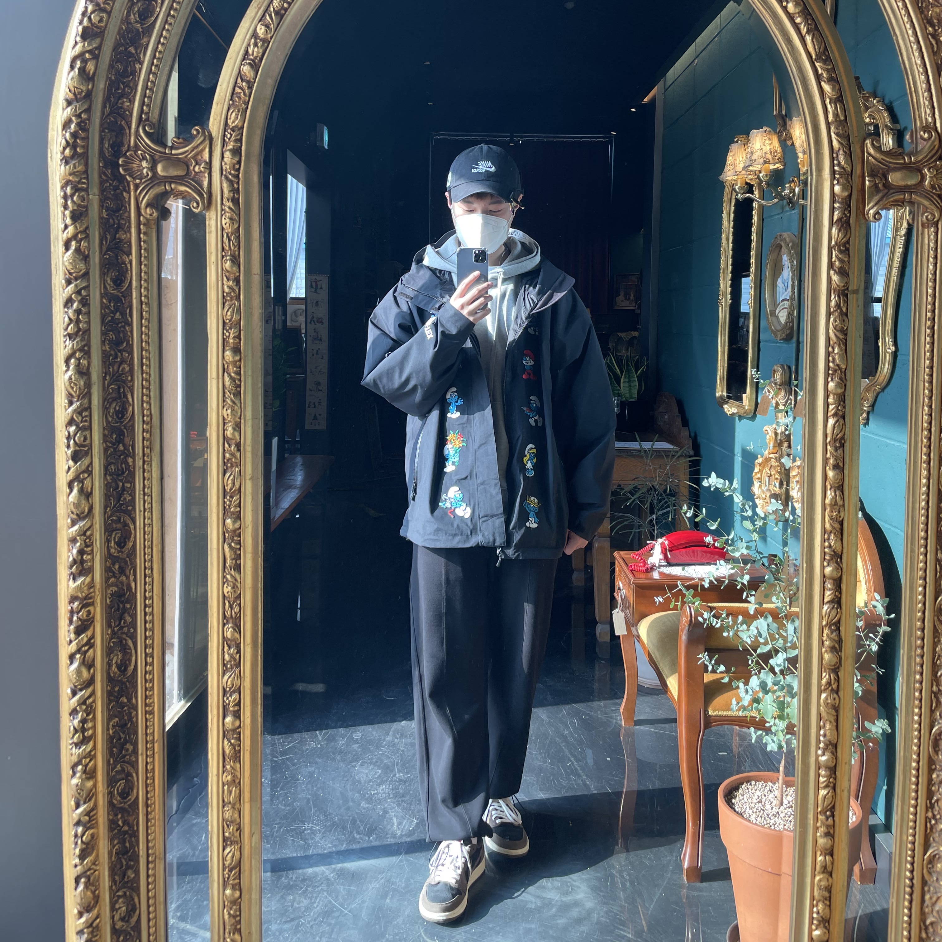 Jordan 1 x Travis Scott Retro Low OG SP Mocha, Supreme Smurfs Gore-Tex Shell Jacket Black - 20FW 착용 스타일
