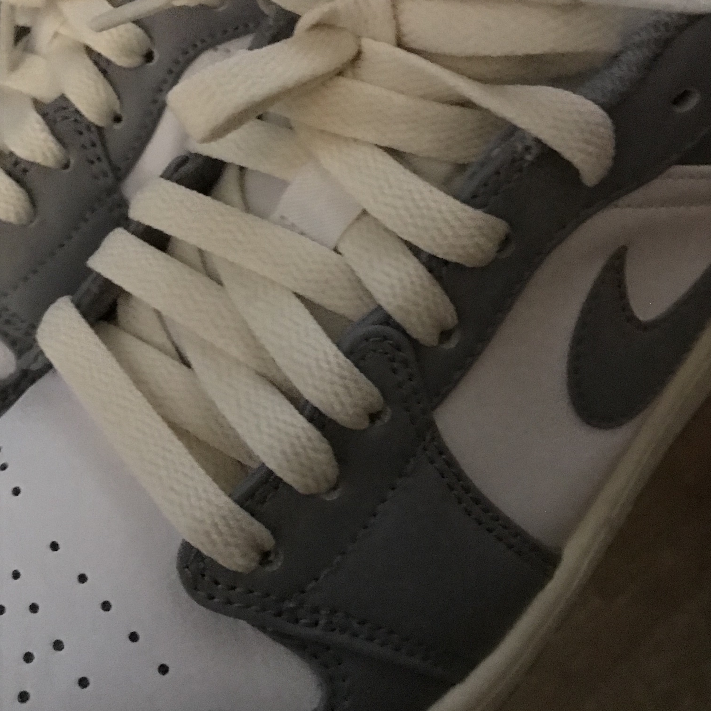 Jordan 1 Low Stealth and White 착용 스타일 - 2