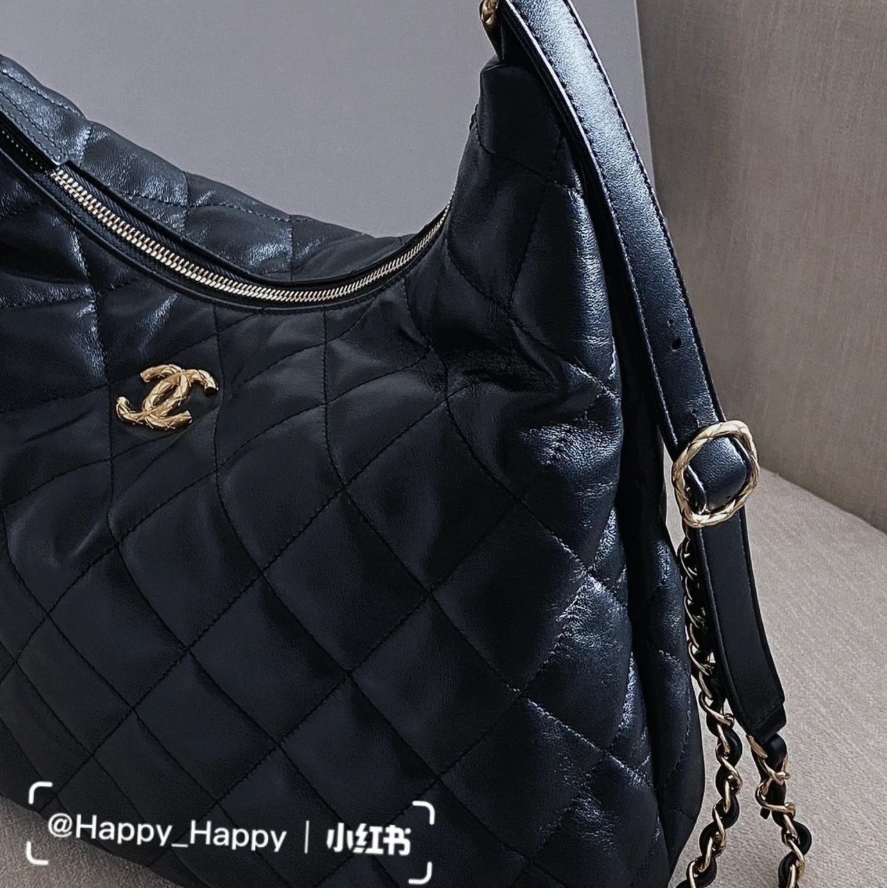 Chanel Maxi Hobo Bag Lambskin & Gold Black 착용 스타일 - 3