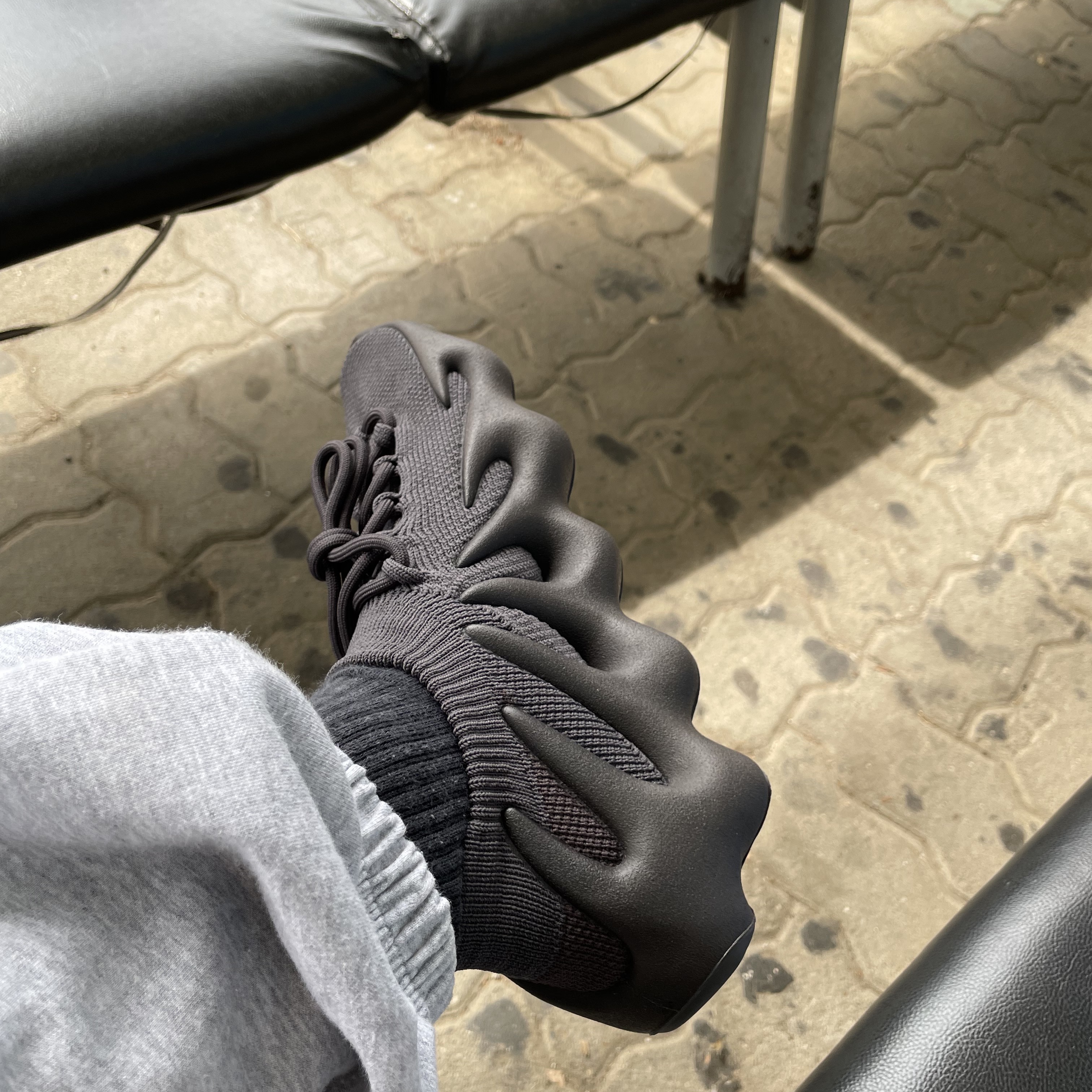 Adidas Yeezy 450 Utility Black 착용 스타일